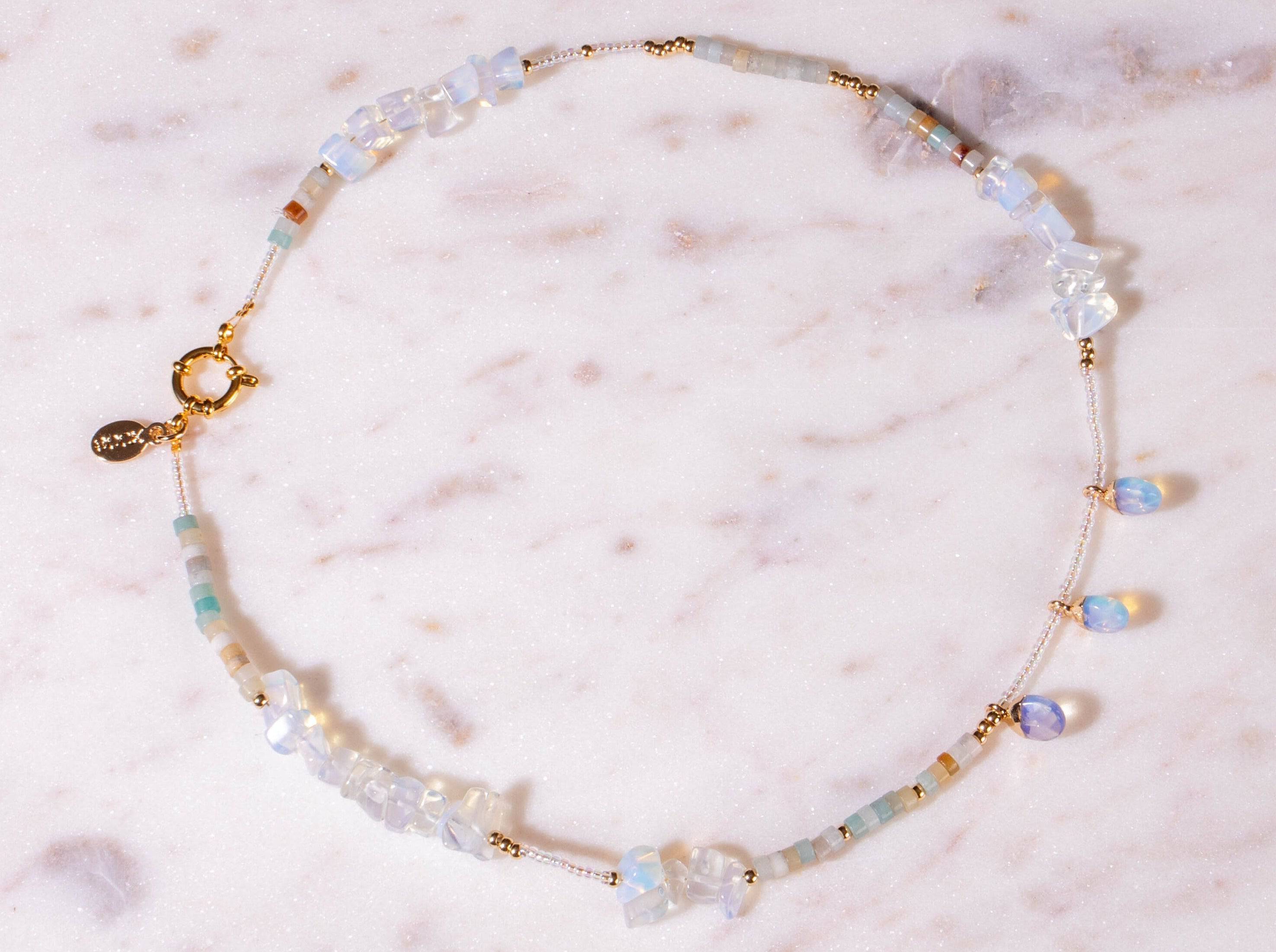 Besondere Perlenkette aus Opalith, Amazonith und Regenbogen Rocailles vergoldet - NooeBerlin