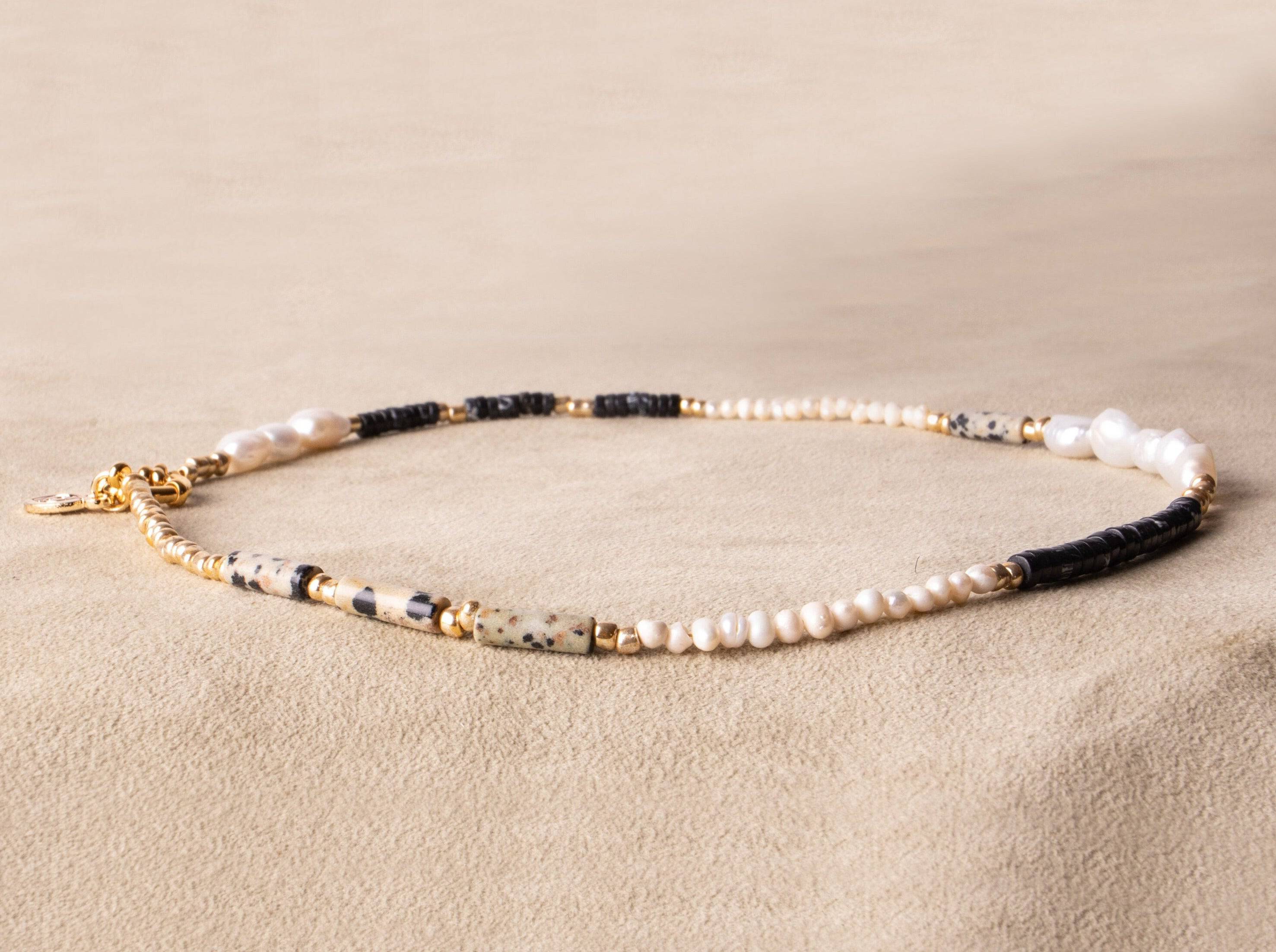 BLACK SHELL - Handgemachte verspielte Perlenkette - Kette Perlen schwarz gold weiß vergoldet - NooeBerlin