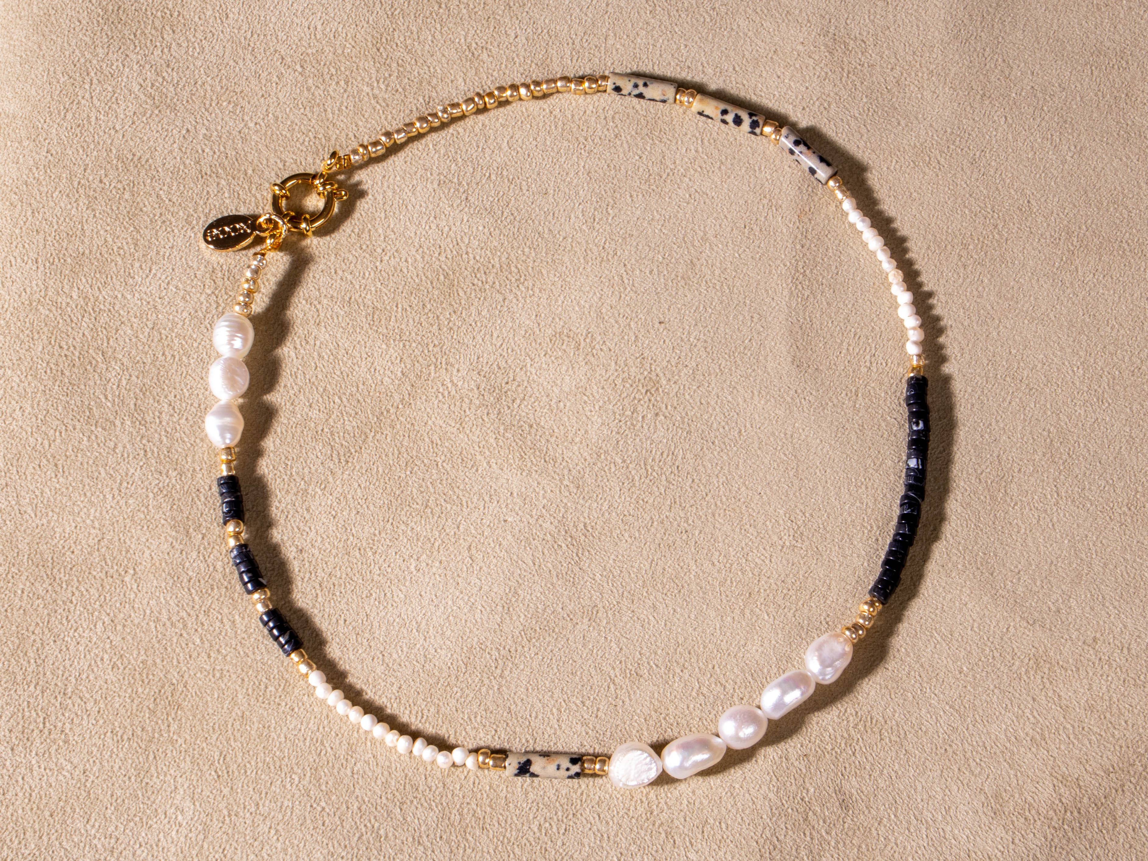 BLACK SHELL - Handgemachte verspielte Perlenkette - Kette Perlen schwarz gold weiß vergoldet - NooeBerlin