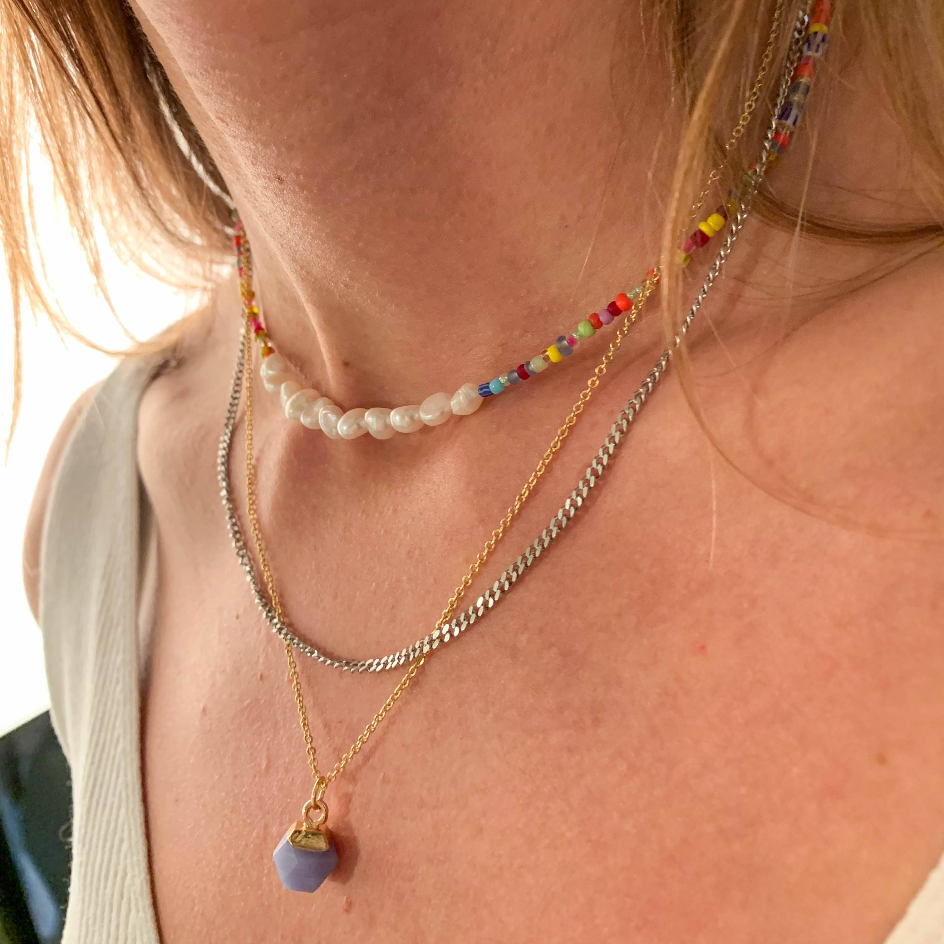 Bunte Halskette mit Roccailles und Süßwasserperlen handgemacht gold - NooeBerlin