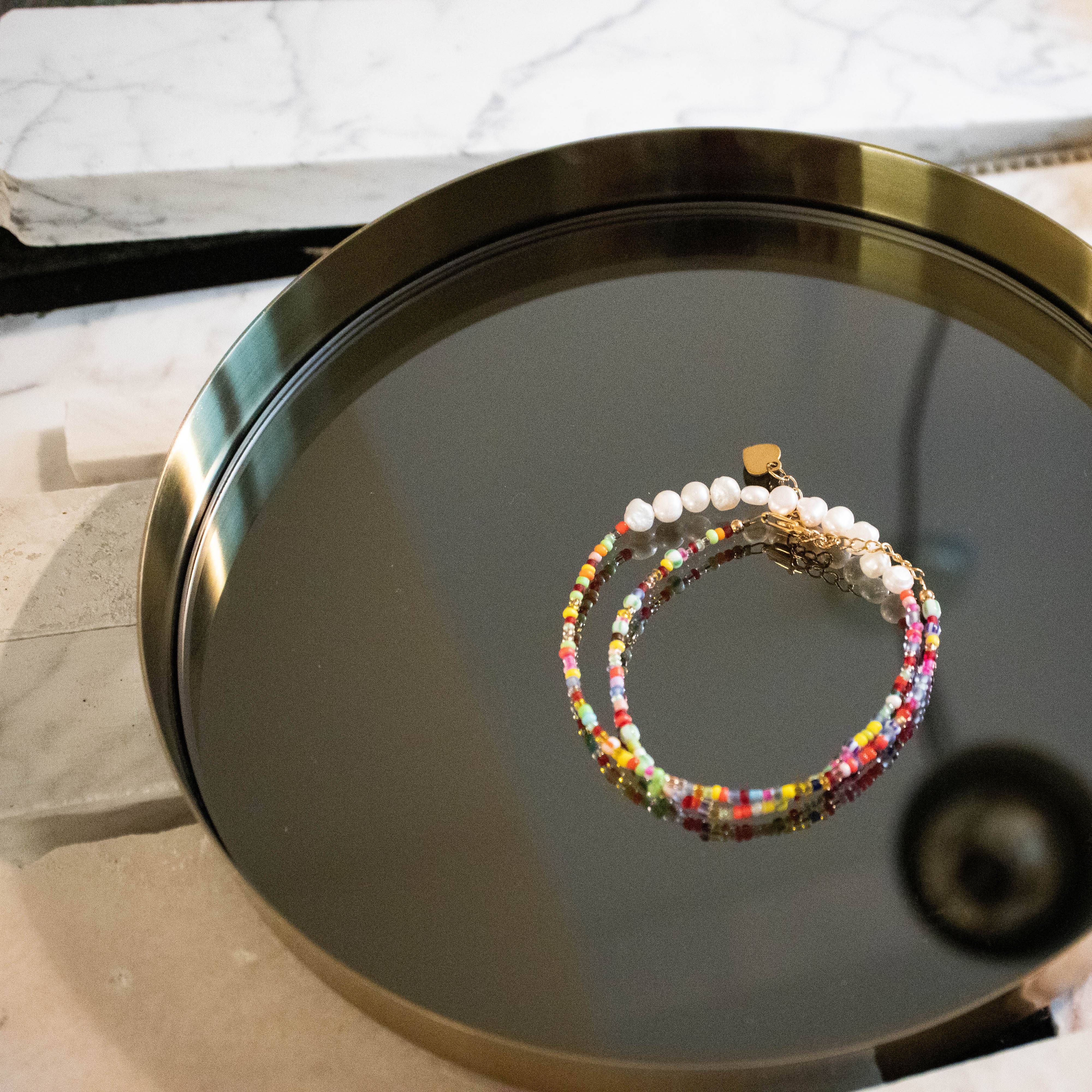 Bunte Halskette mit Roccailles und Süßwasserperlen handgemacht gold - NooeBerlin
