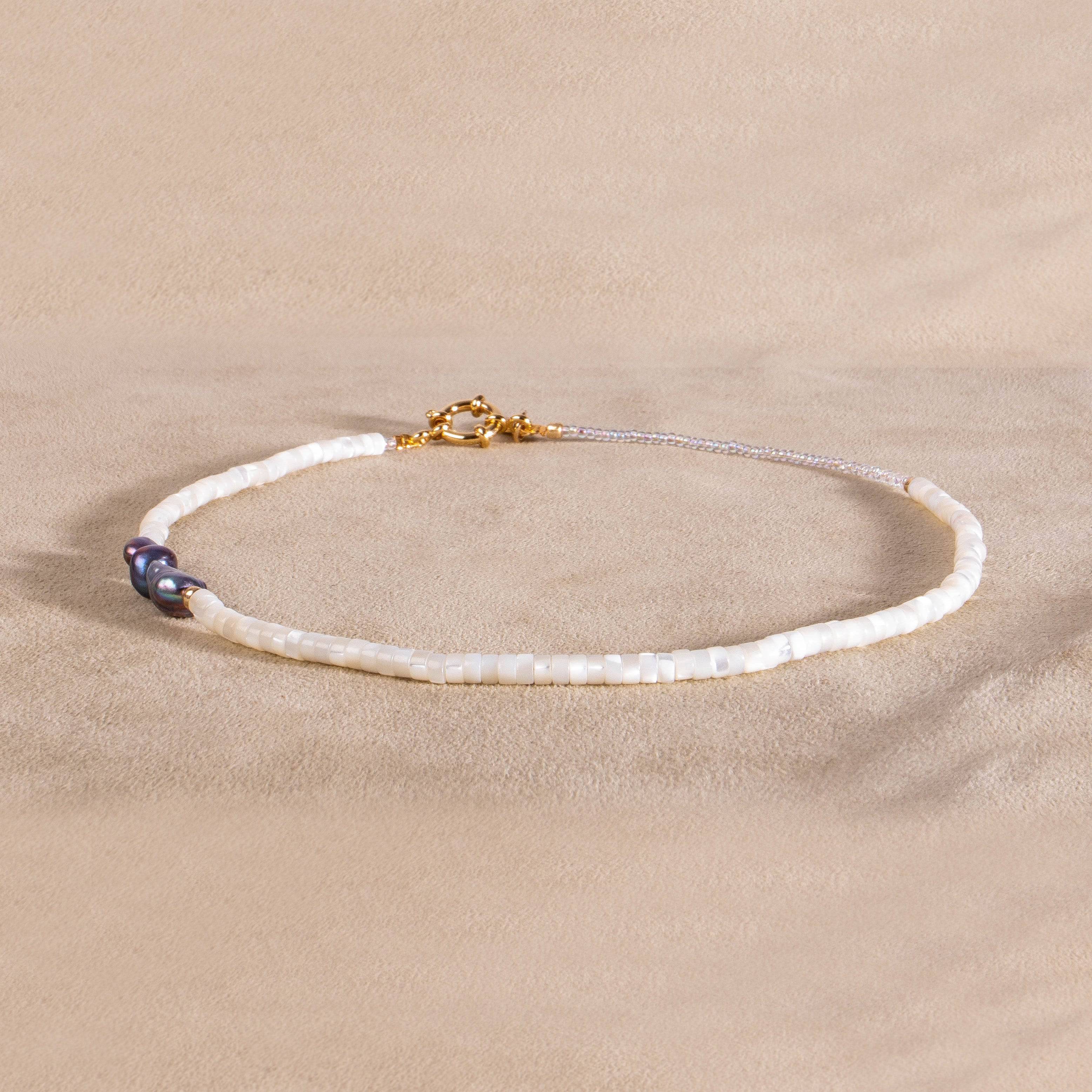 Halskette mit Perlmutt und blauer Perle vergoldet handgemacht - NooeBerlin