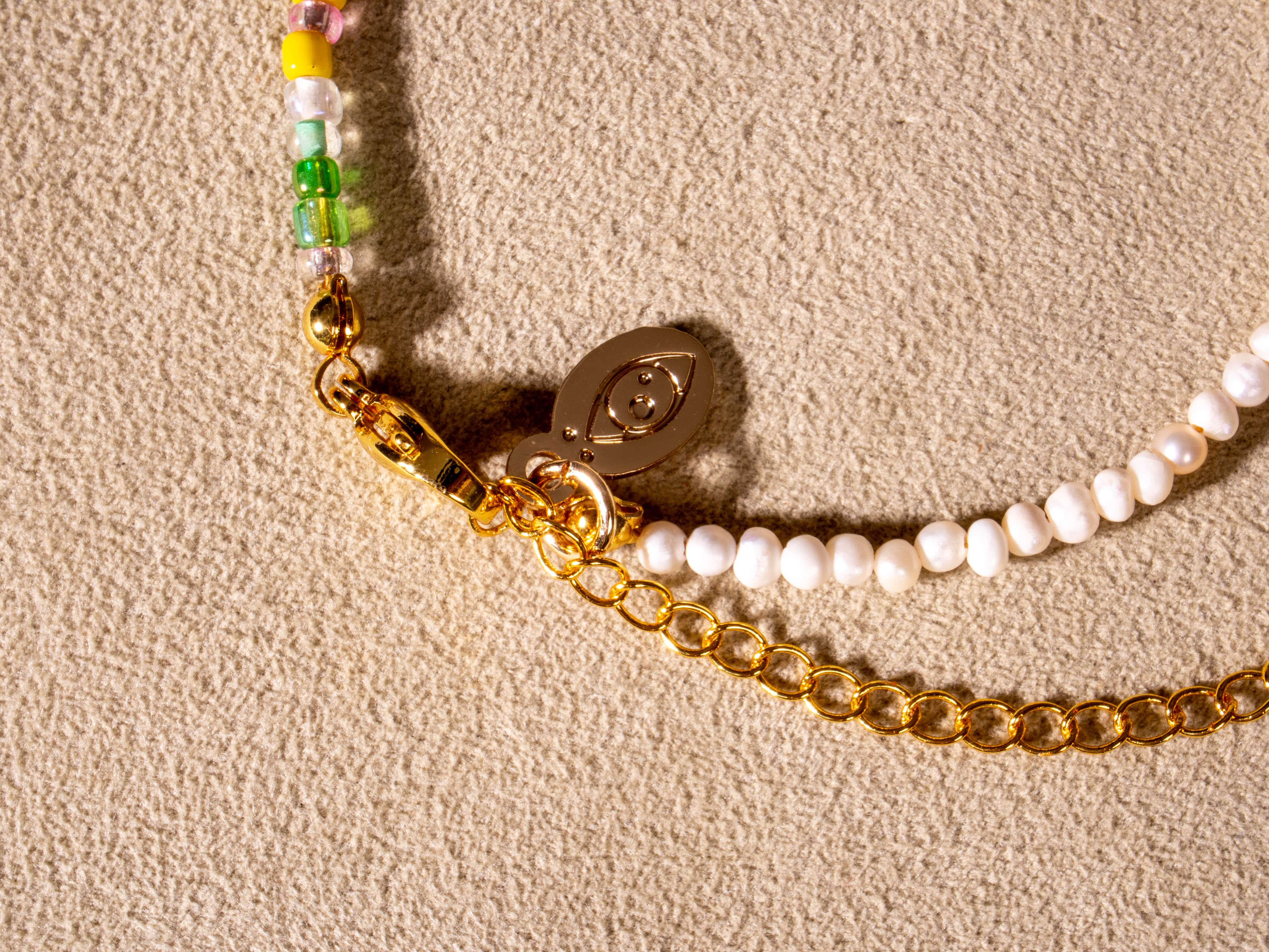 Perlenarmband mit bunten Rocailles Perlen grün, gelb, rosa handgemacht gold - NooeBerlin