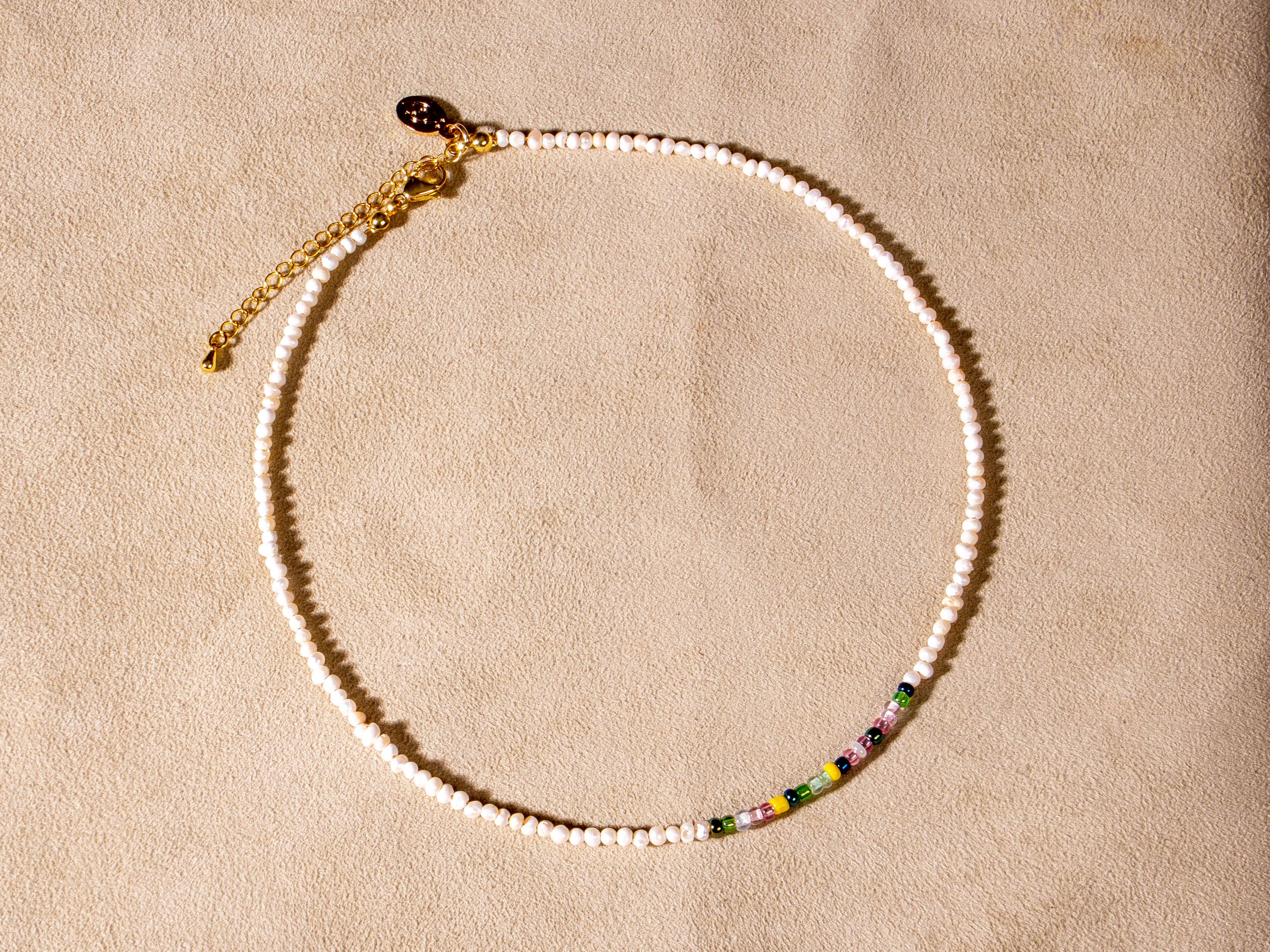 Perlenkette mit bunten Rocailles Perlen grün, gelb, rosa handgemacht gold - NooeBerlin