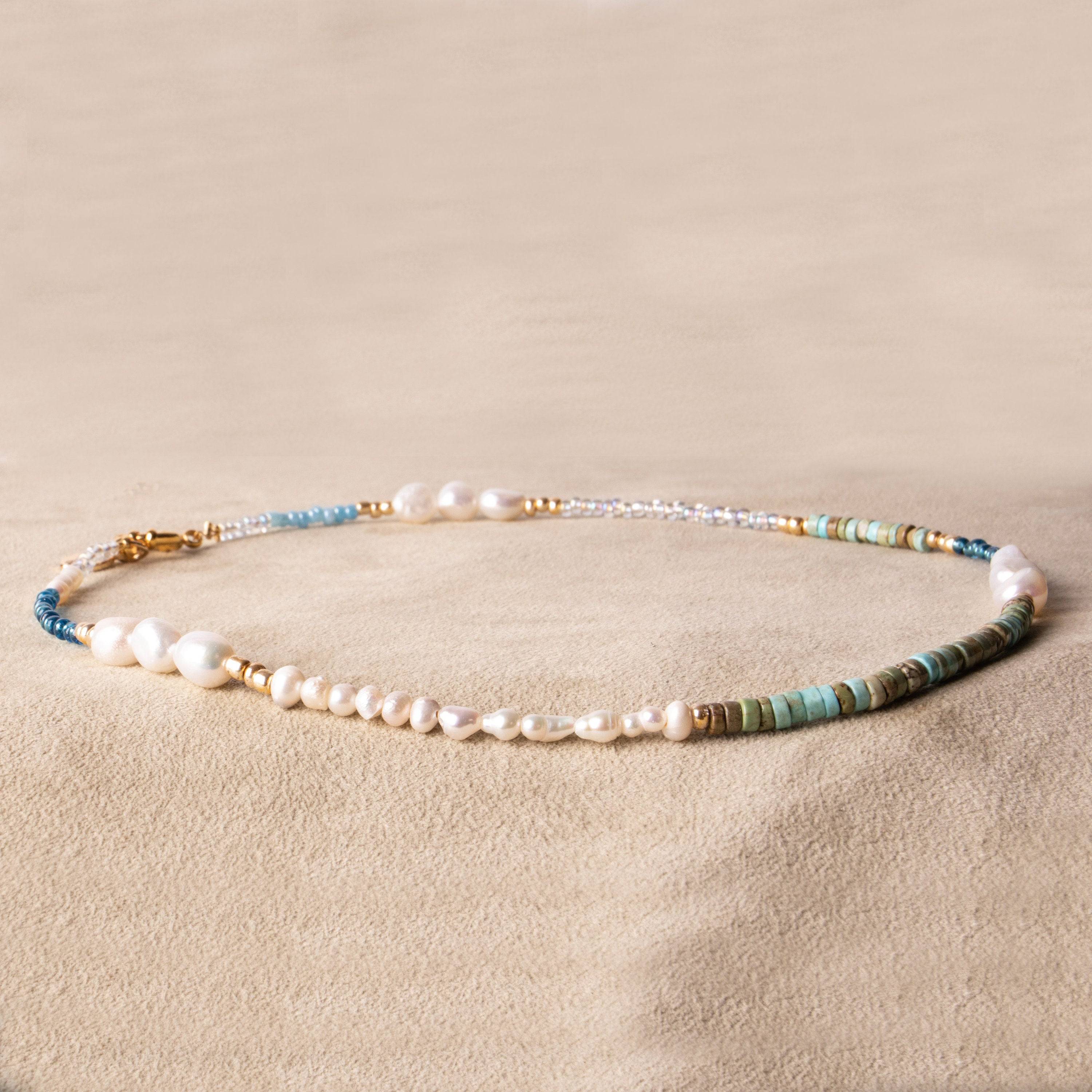 TOURQOISE SODA - Handgemachte verspielte Perlenkette - Kette Perlen weiß blau türkis weiß vergoldet - NooeBerlin