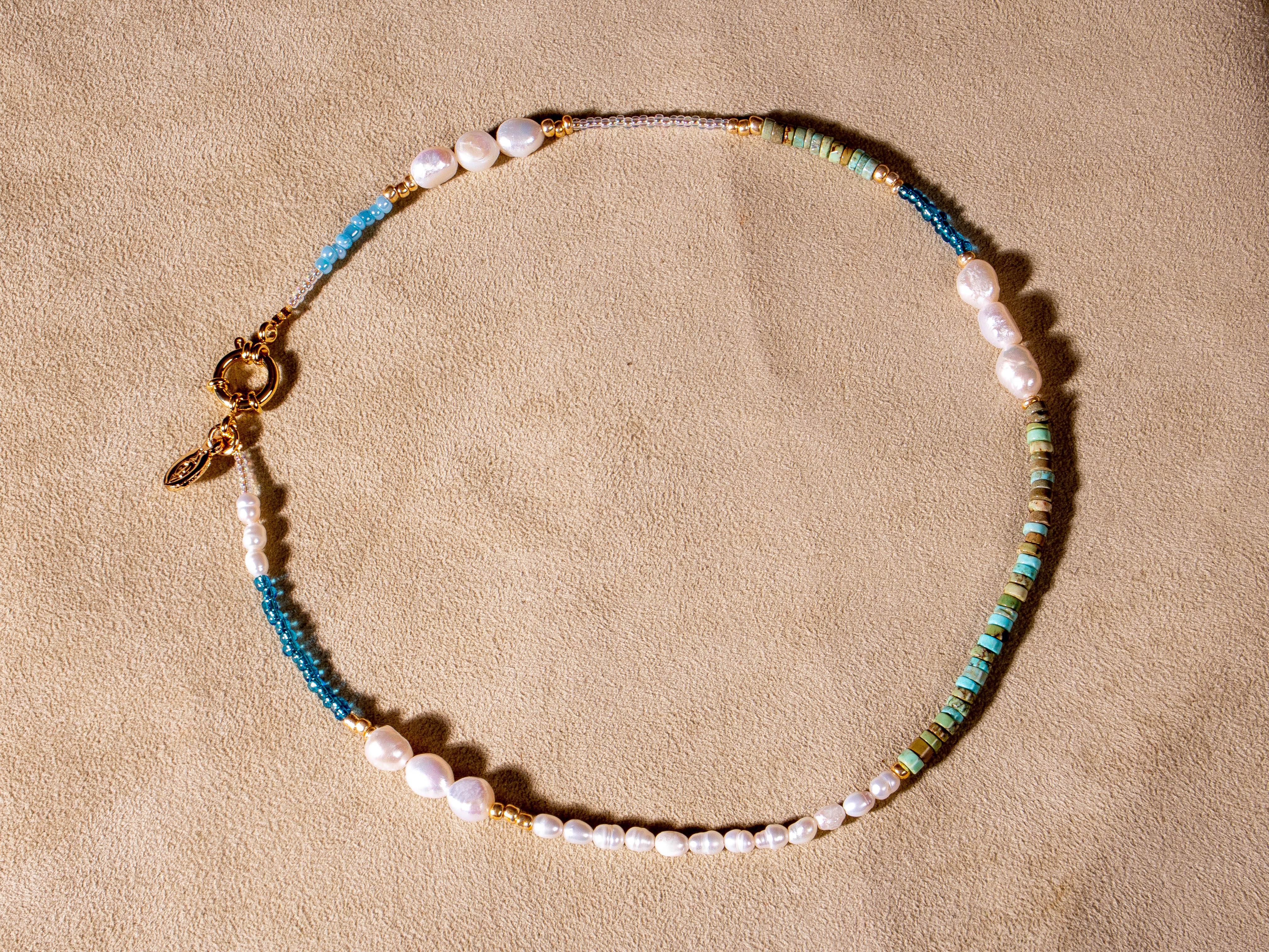 TOURQOISE SODA - Handgemachte verspielte Perlenkette - Kette Perlen weiß blau türkis weiß vergoldet - NooeBerlin