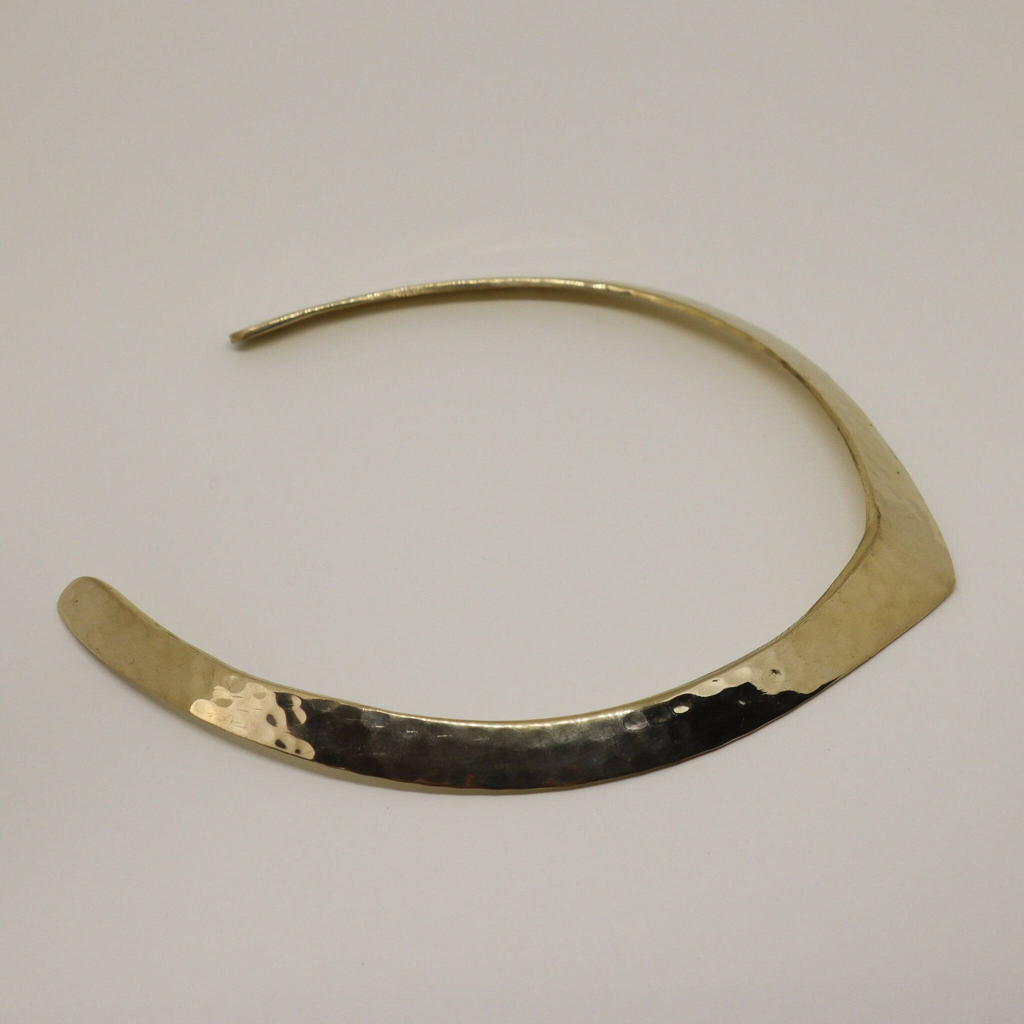 Chevron Halskette goldfarben - V-förmiger Choker Kette aus Messing handgefertigt - NooeBerlin