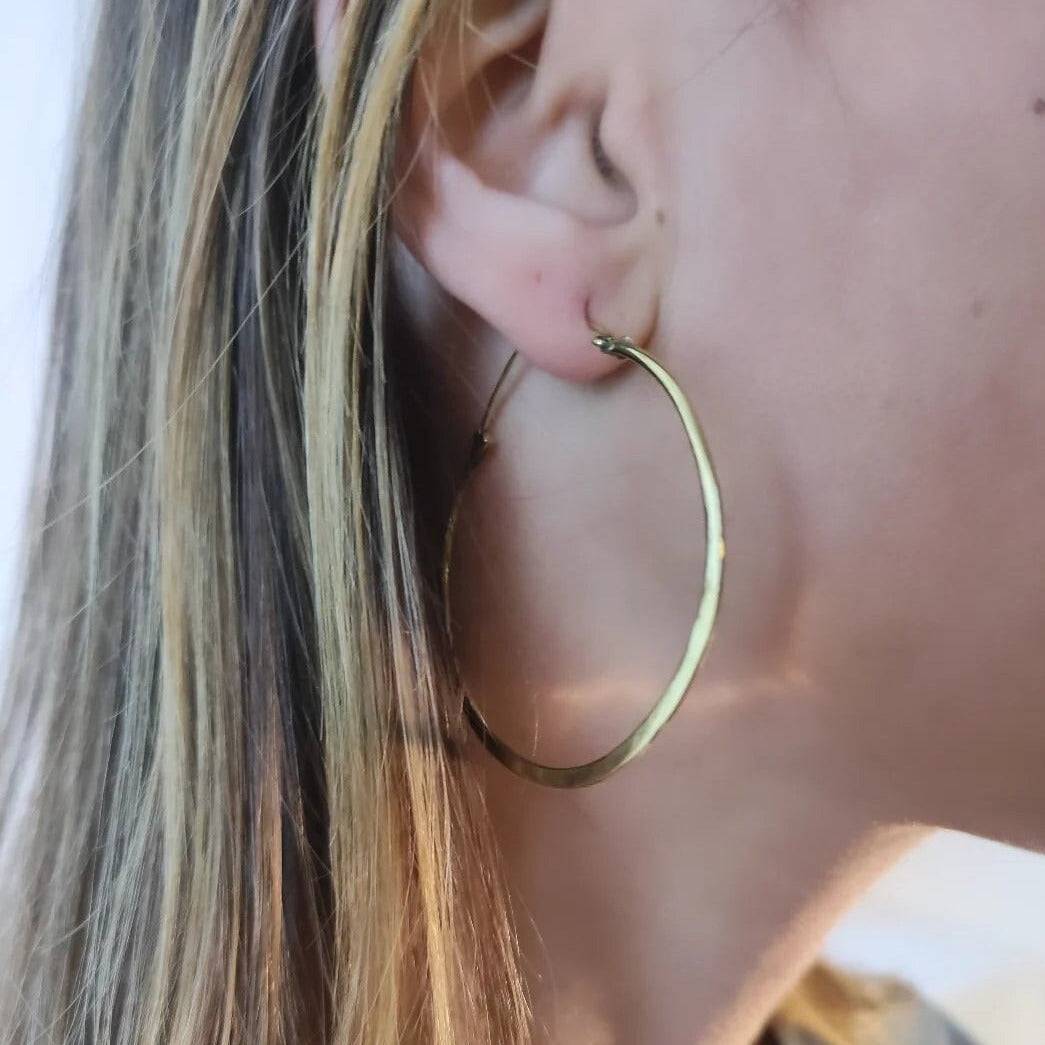 Asymmetrische Creolen gold | Große Ohrringe für Freundin - NooeBerlin