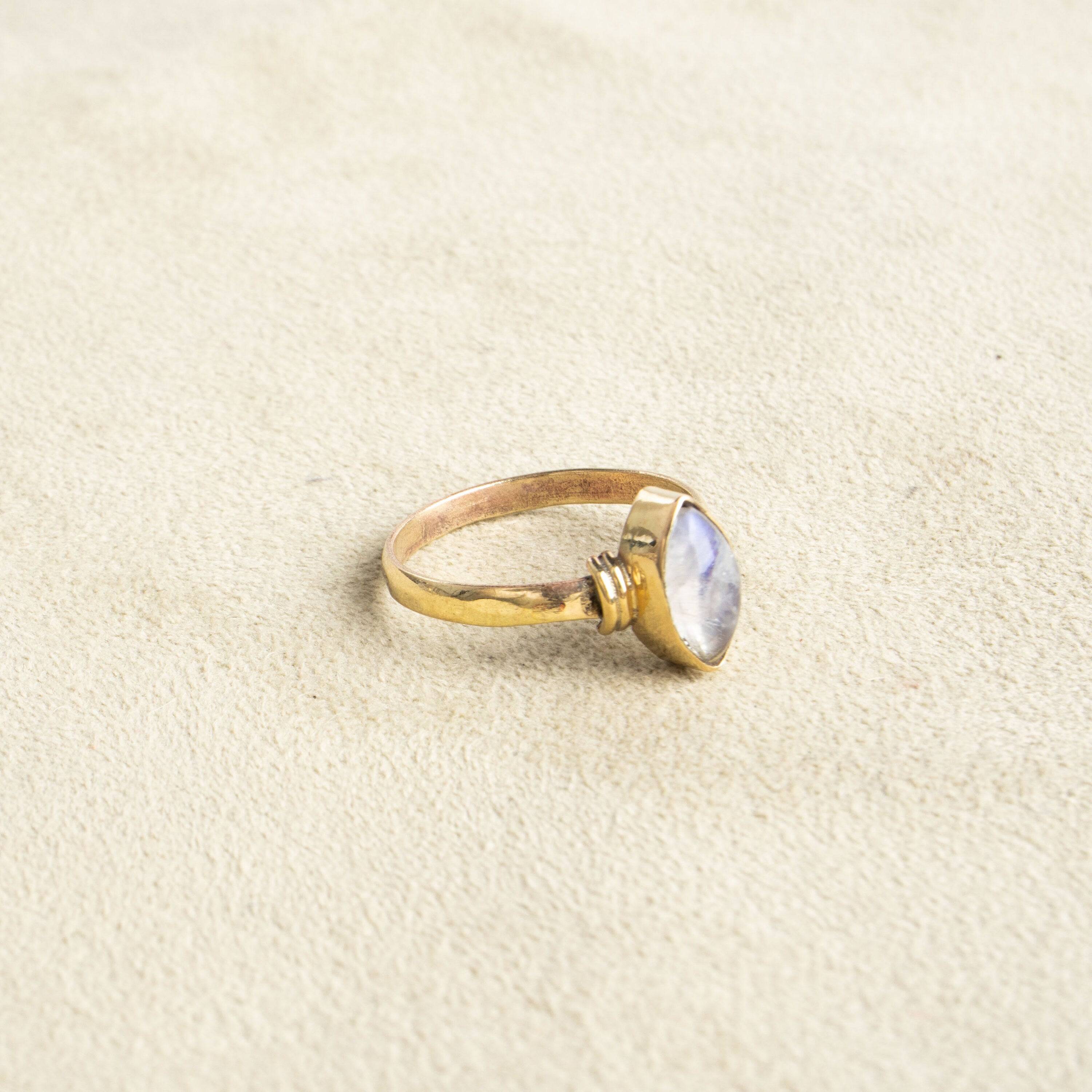 Mondstein Ring mit ovalem Stein gold handgemacht - NooeBerlin
