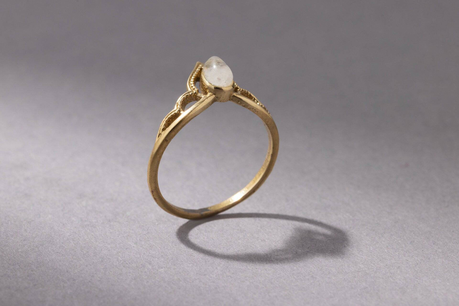 Tiara Kronen Ring mit Mondstein Spitze gold handgemacht - NooeBerlin