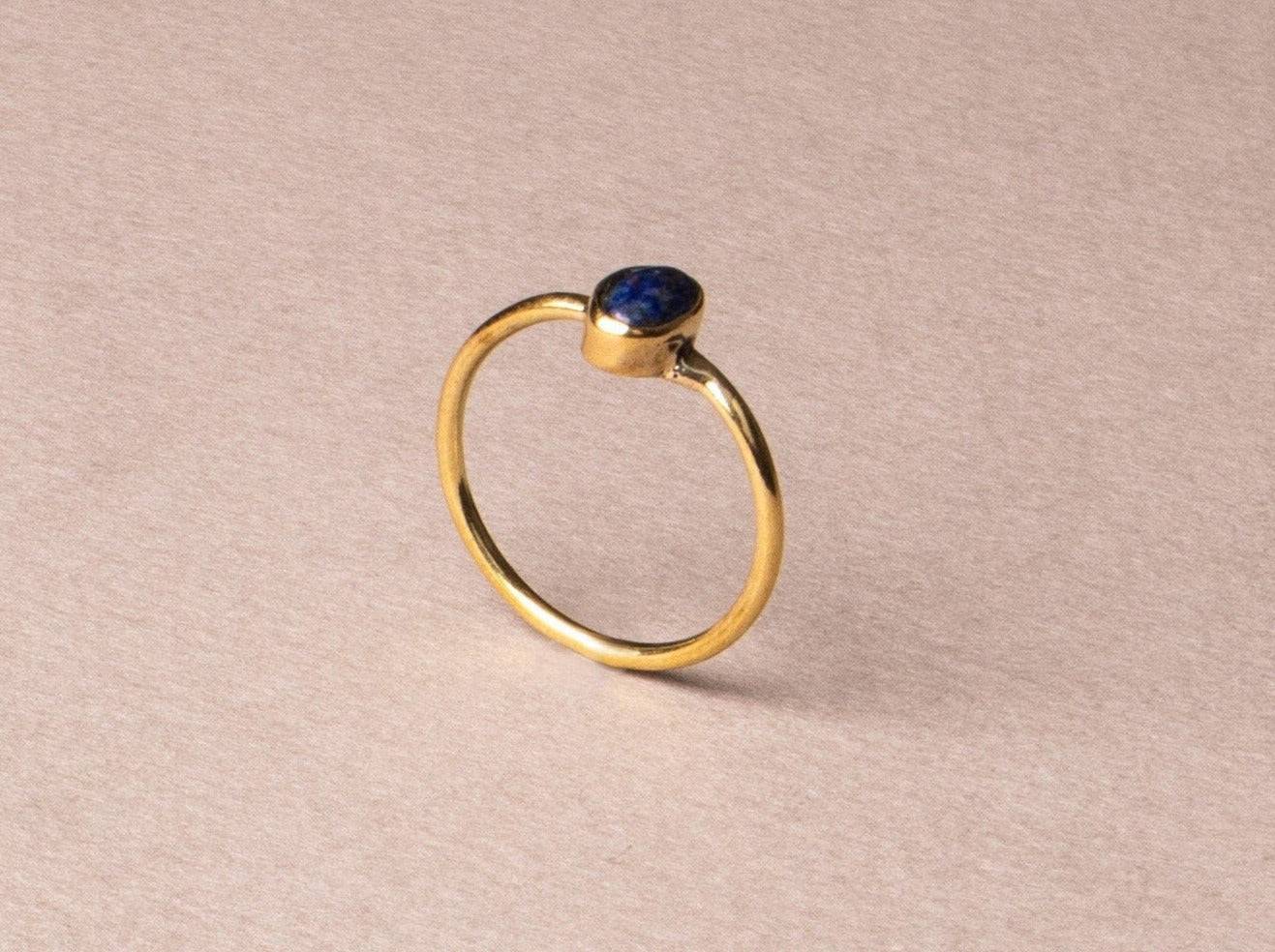Feiner Lapis Lazuli Ring mit ovalem Stein - NooeBerlin