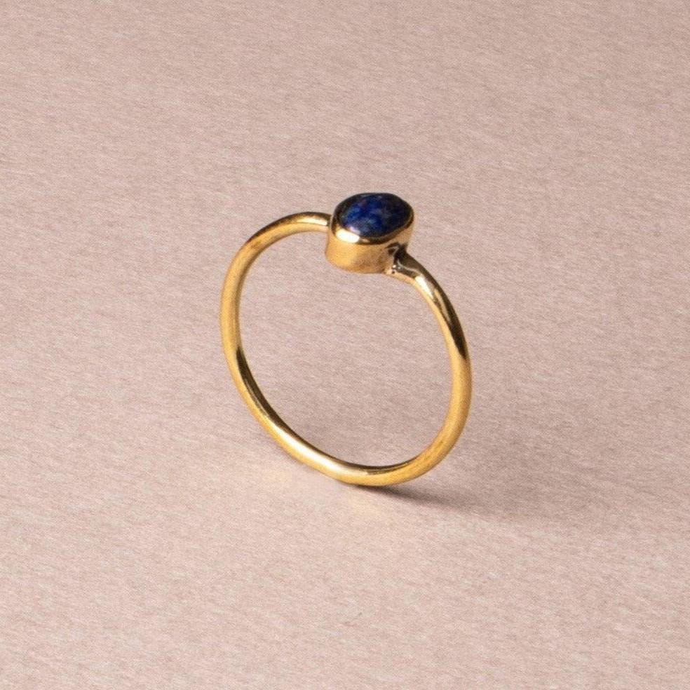 Feiner Lapis Lazuli Ring mit ovalem Stein - NooeBerlin