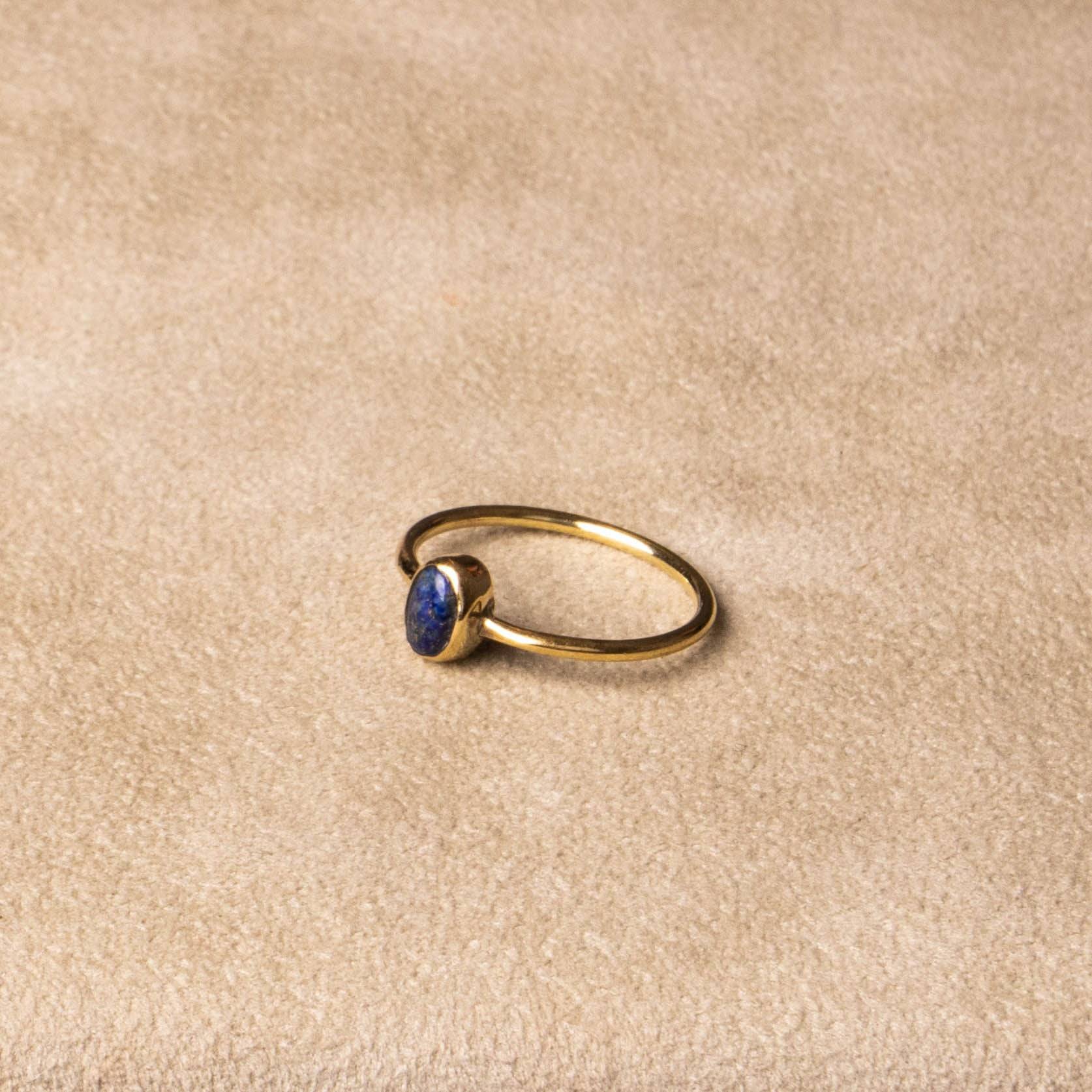 Feiner Lapis Lazuli Ring mit ovalem Stein - NooeBerlin