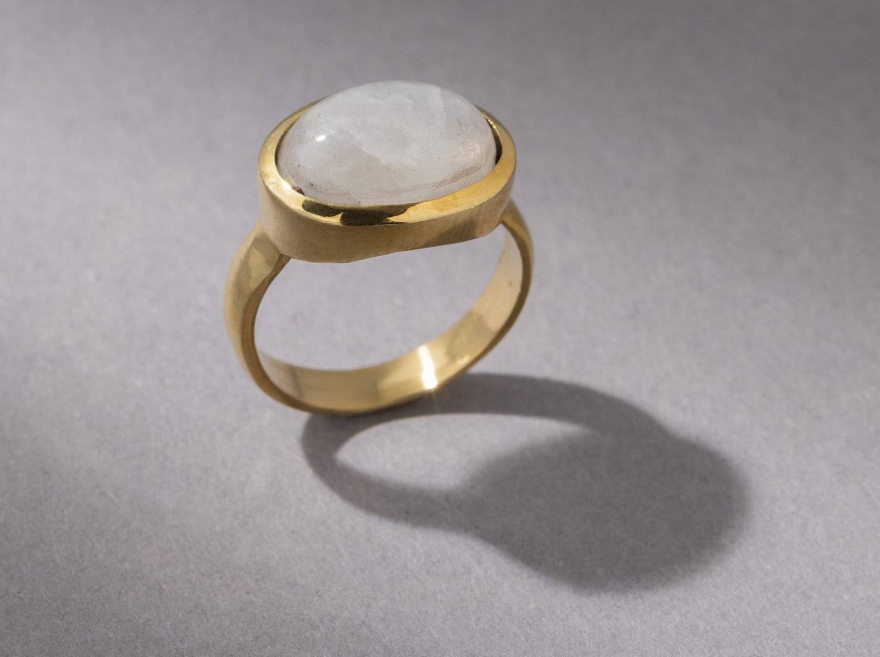 Großer Mondstein Ring mit ovalem Stein gold - NooeBerlin