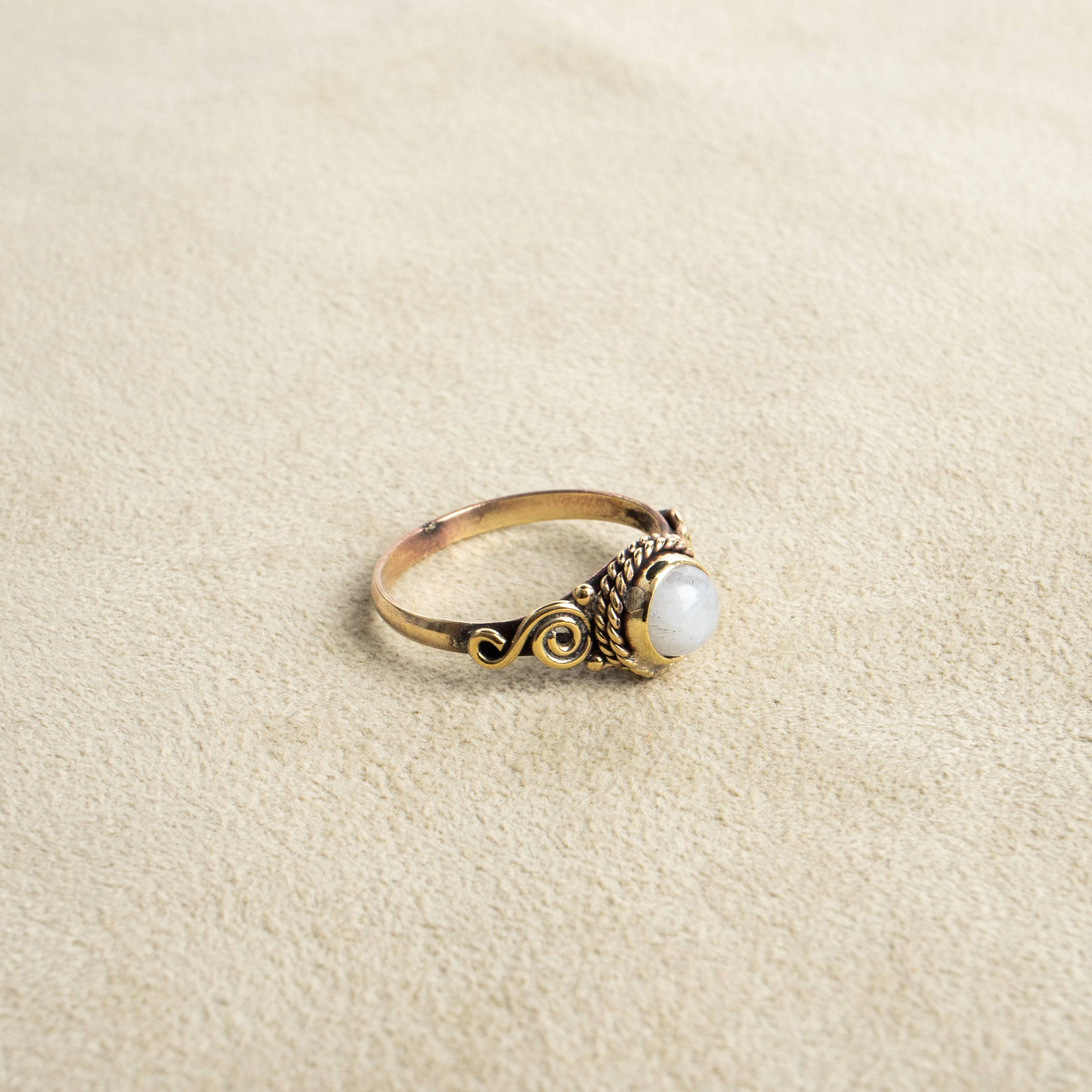 Mondstein Ring mit rundem Stein verspielt handgemacht - NooeBerlin