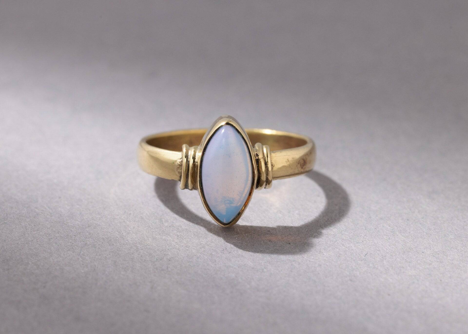 Opalith Ring mit ovalem Stein gold handgemacht - NooeBerlin