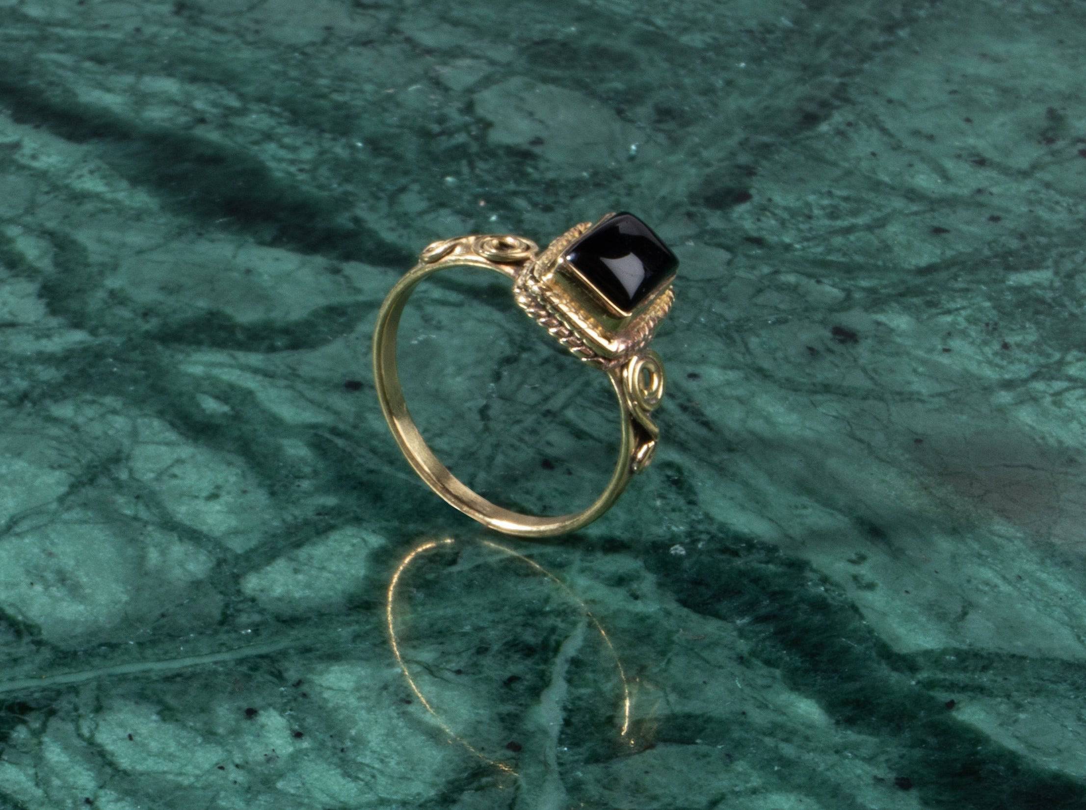 Schwarzer Onyx Ring eckig gold - NooeBerlin