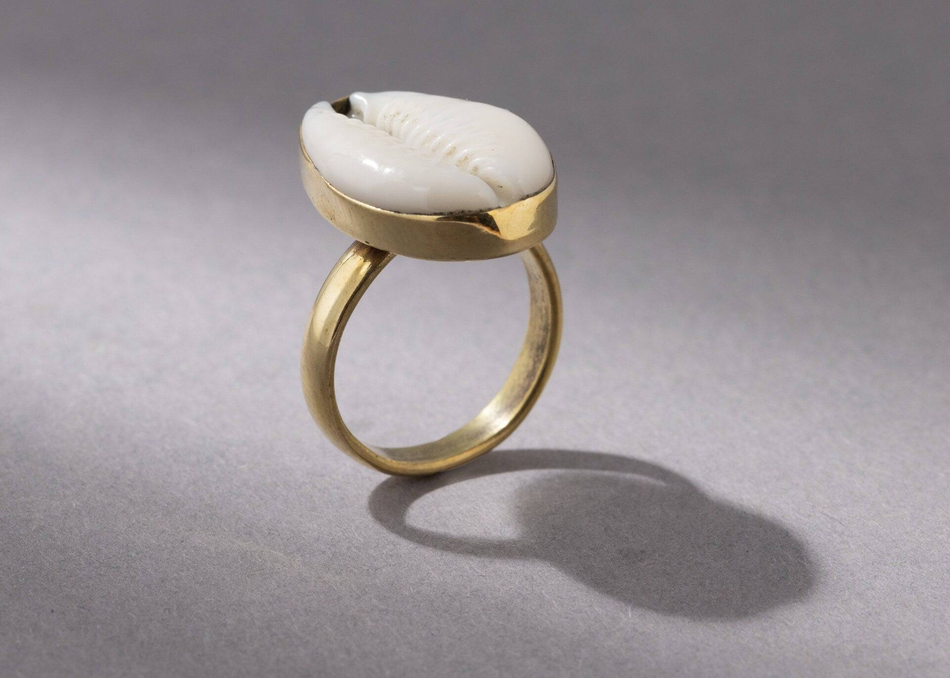 Großer Ring mit Kauri Muschel gold handgemacht - NooeBerlin