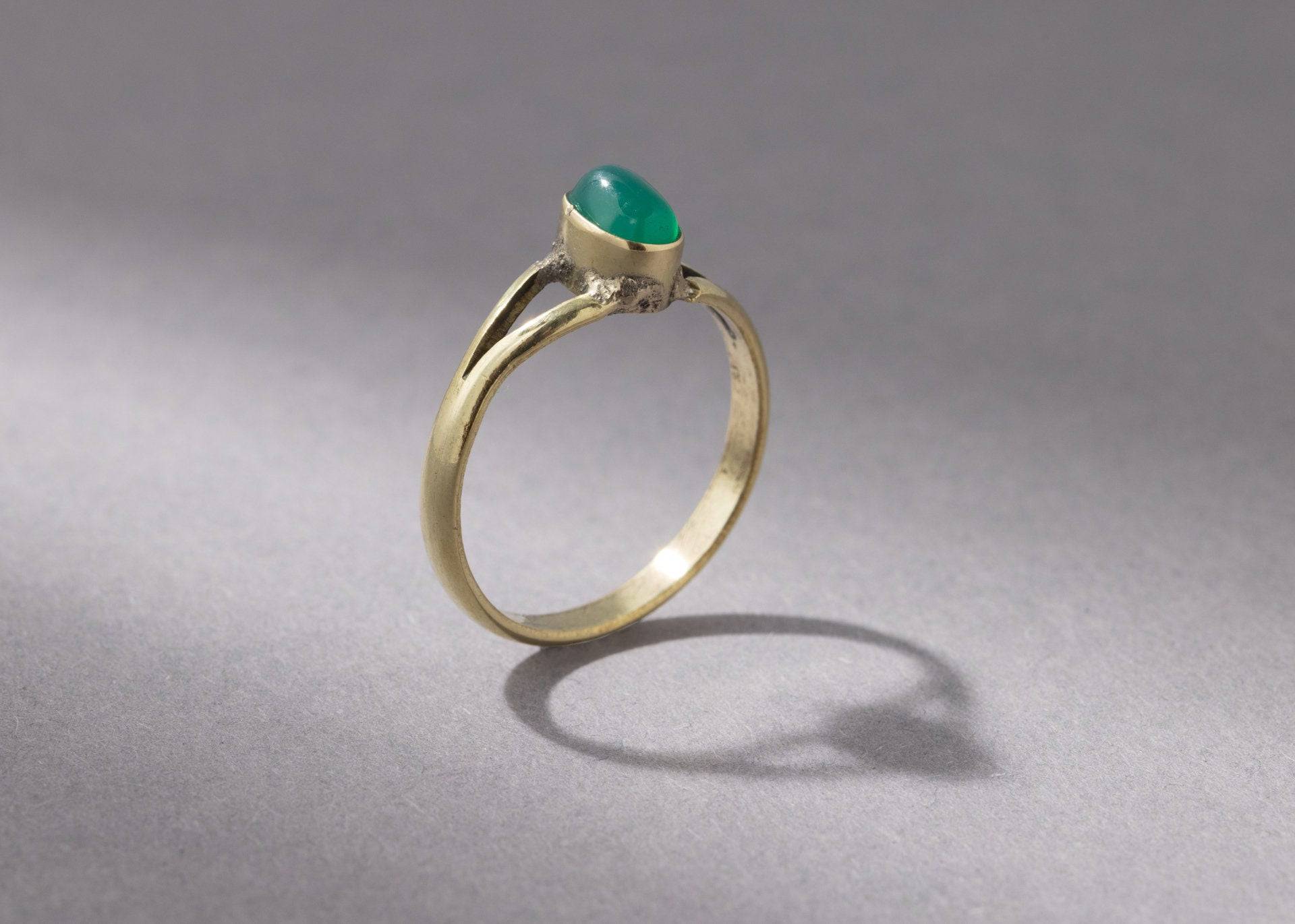 Kleiner grüner Onyx Ring mit ovalem Stein handgemacht - NooeBerlin