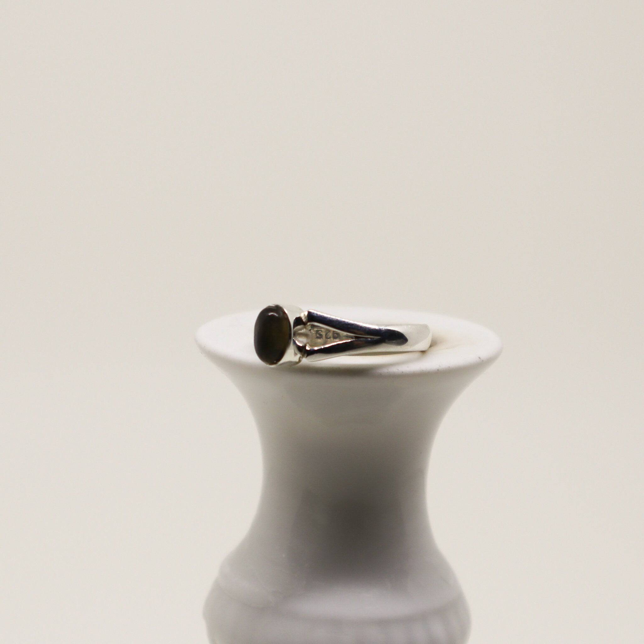 Kleiner Labradorit Ring mit ovalem Stein 925 Sterling Silber handgemacht - NooeBerlin