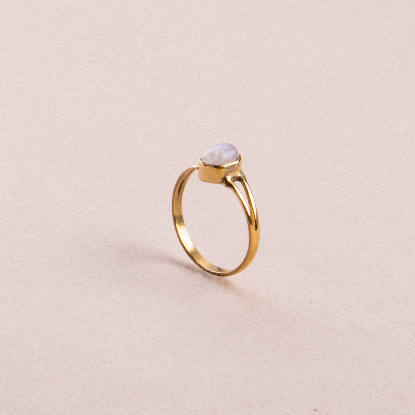Kleiner Mondstein Ring mit ovalem Stein handgemacht - NooeBerlin
