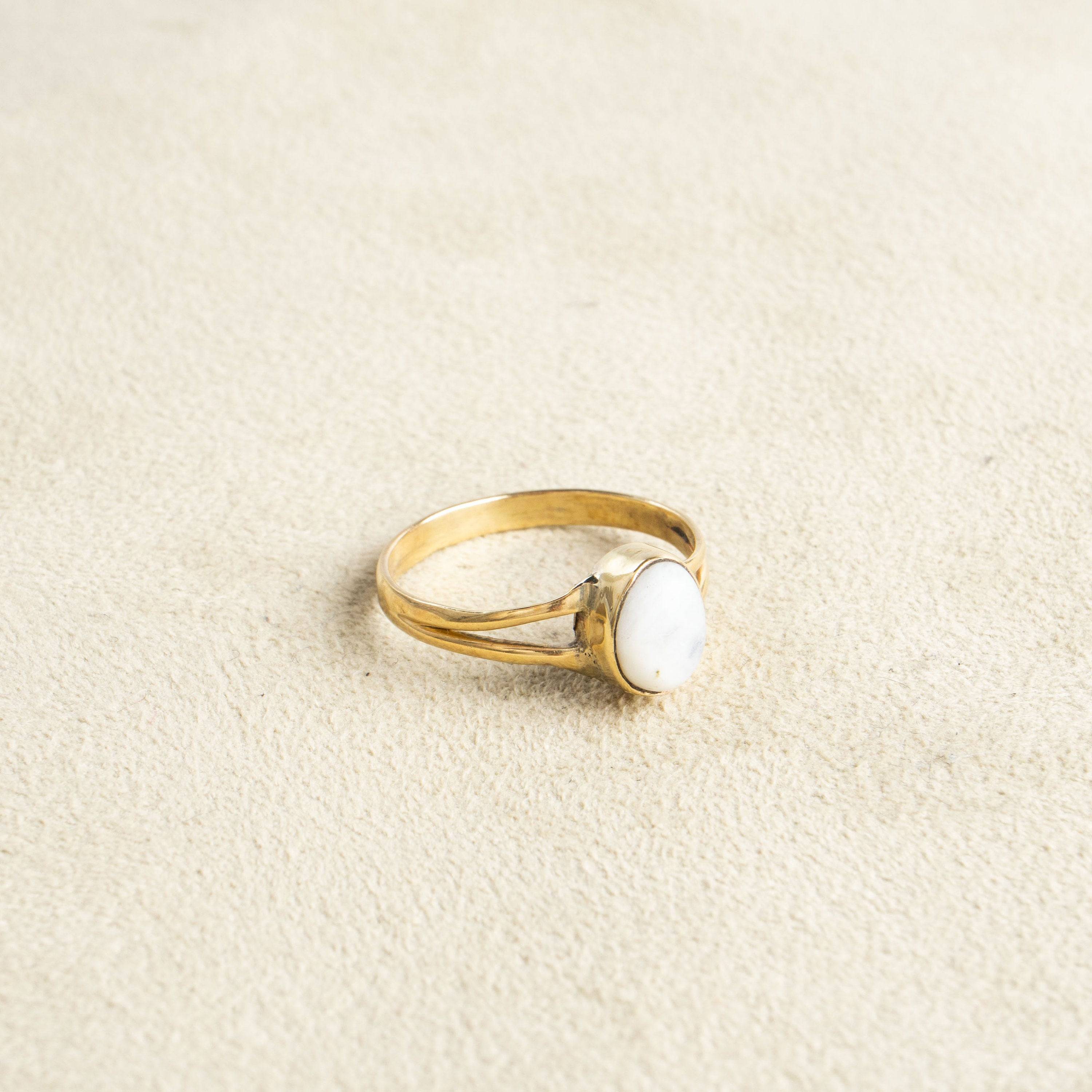 Kleiner Mondstein Ring mit ovalem Stein handgemacht - NooeBerlin