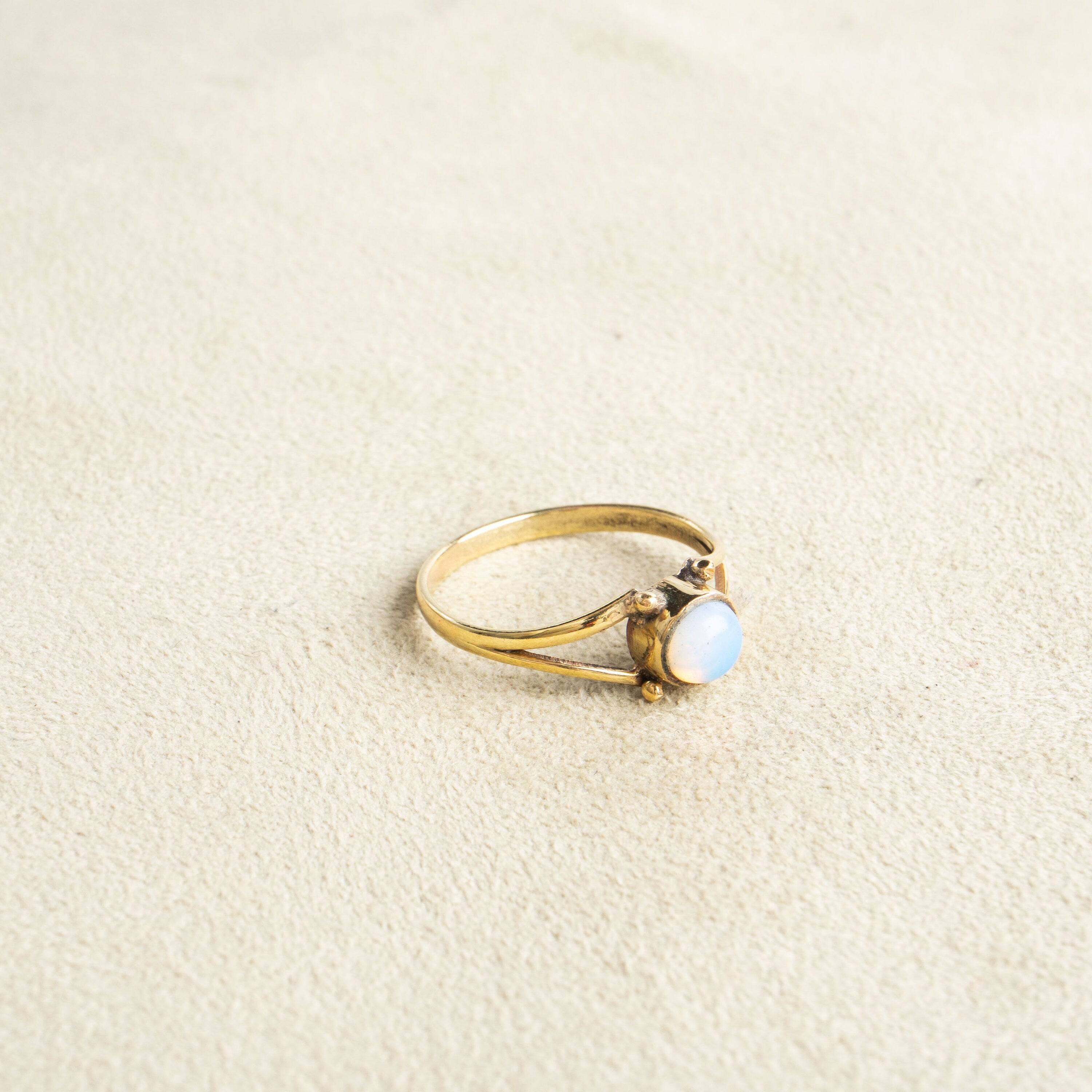 Opal Ring mit rundem Stein handgemacht - NooeBerlin