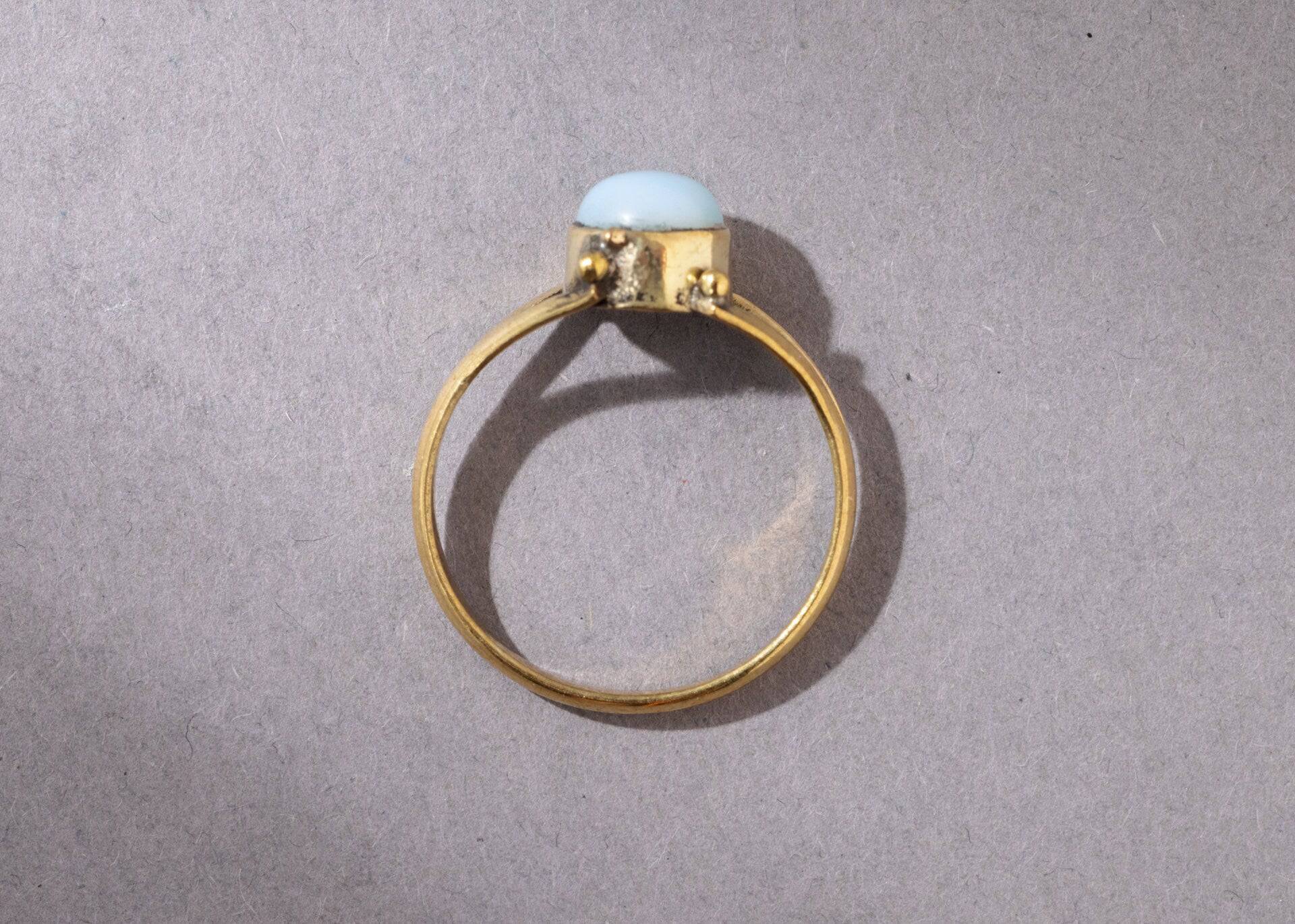 Opal Ring mit rundem Stein handgemacht - NooeBerlin