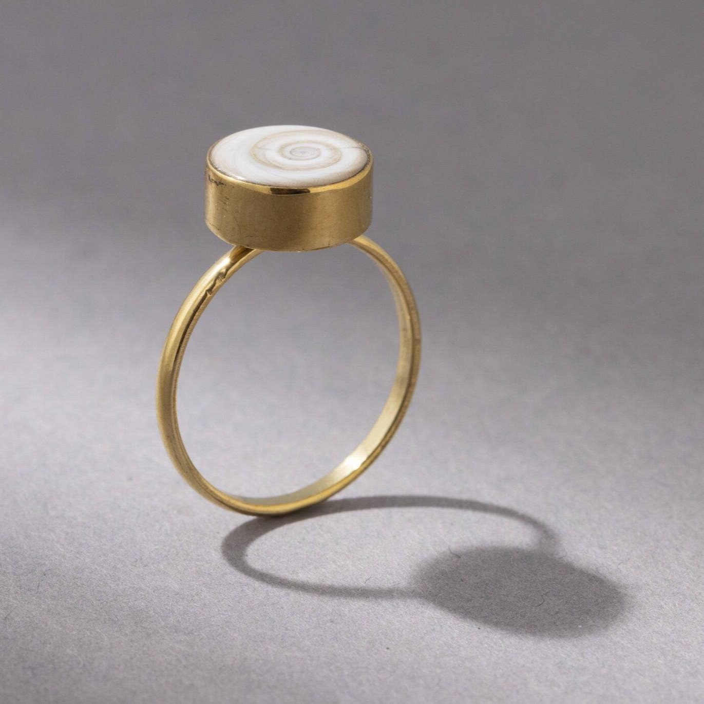 Shivas Auge kleiner Ring mit Muschel gold handgemacht - NooeBerlin