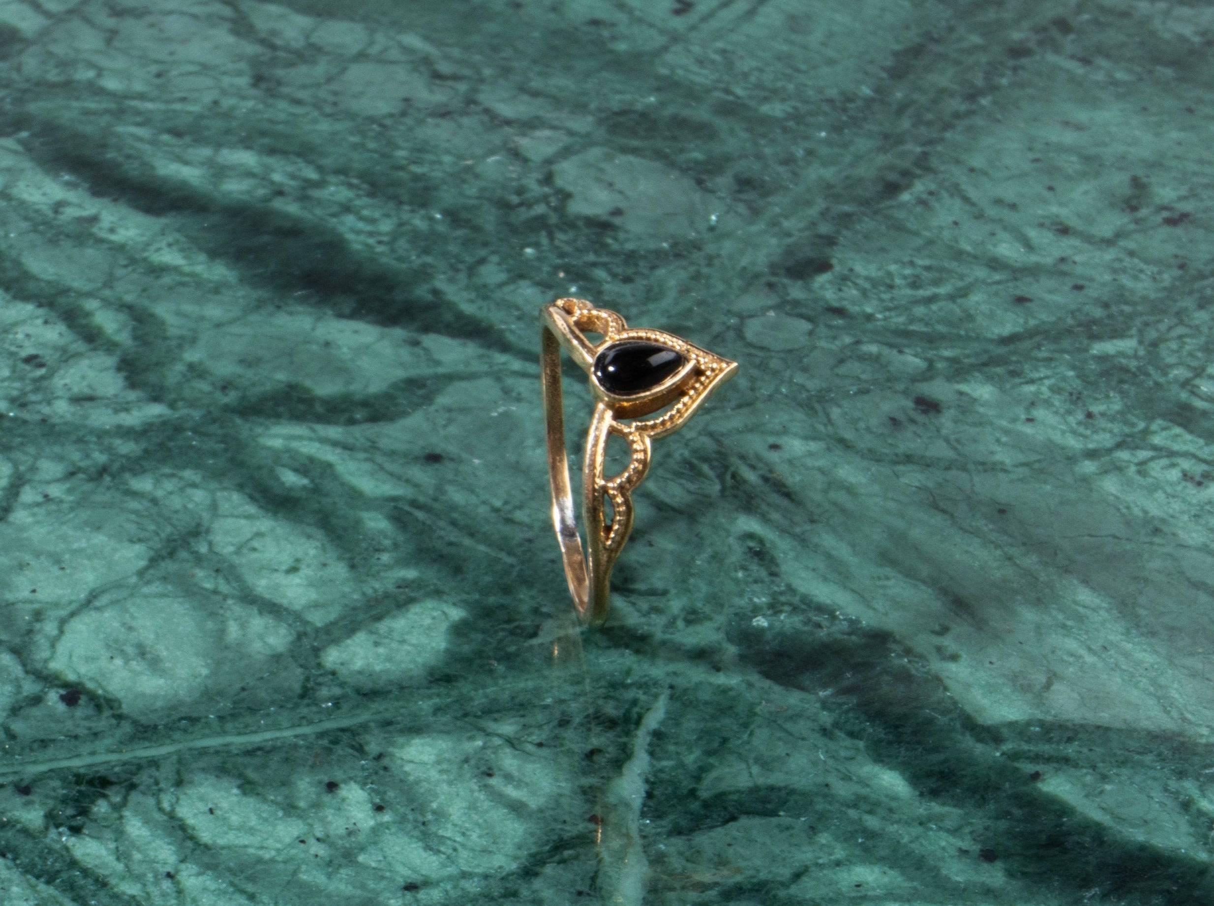 Tiara Kronen Ring mit schwarzem Onyx Spitze - NooeBerlin