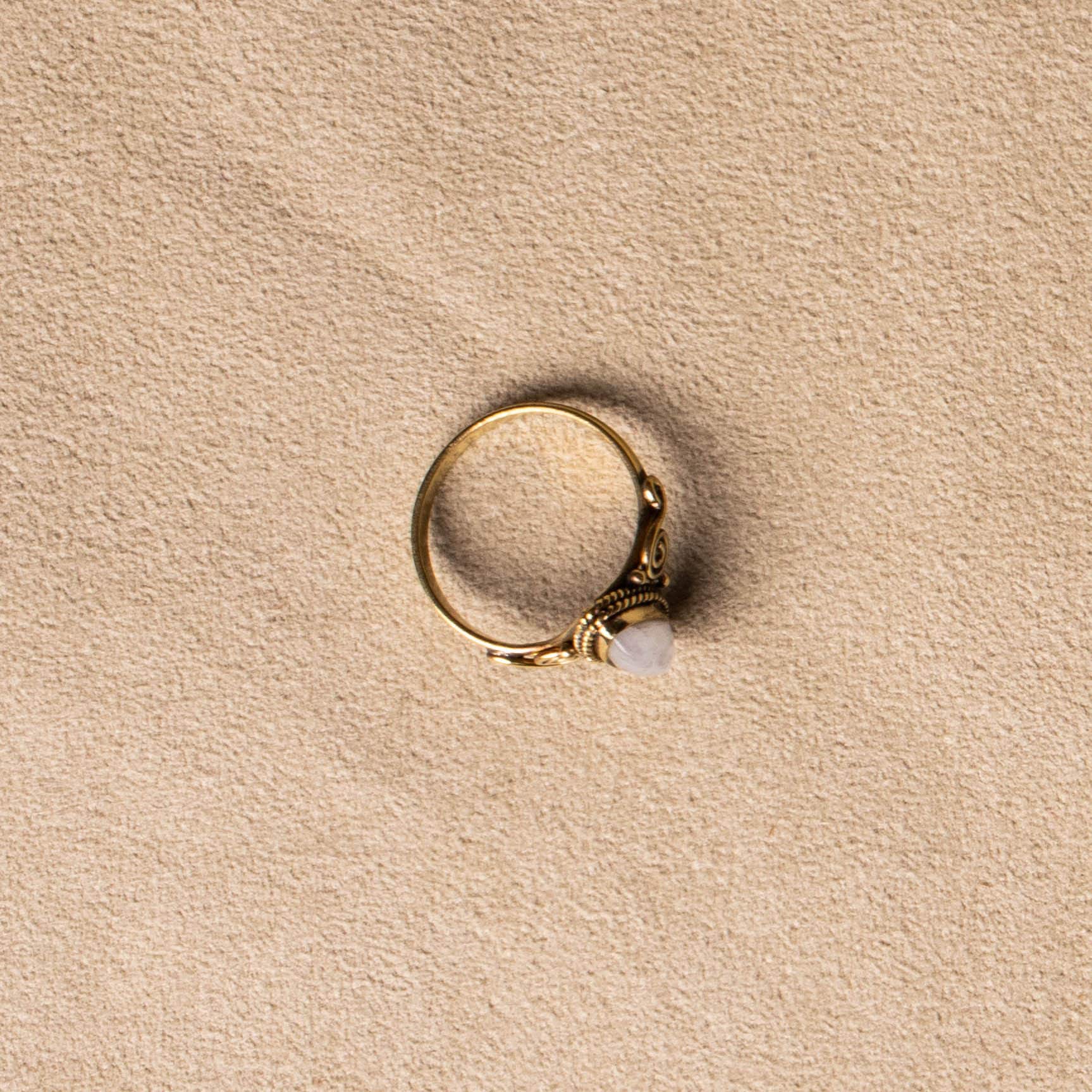 Weißer natürlicher Mondstein Ring gold - NooeBerlin