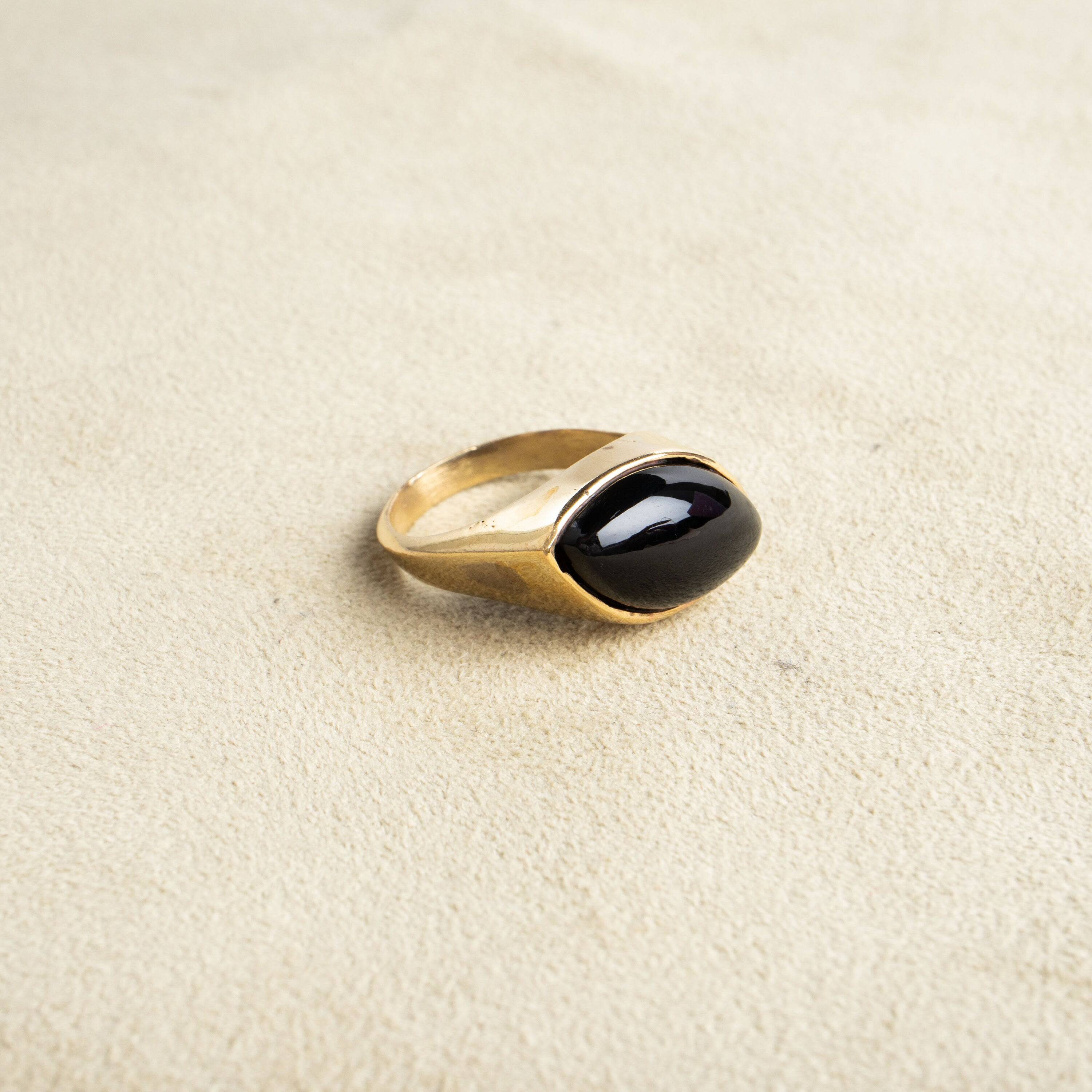 Großer Onyx Ring mit ovalem Stein asymmetrisch gold handgemacht - NooeBerlin