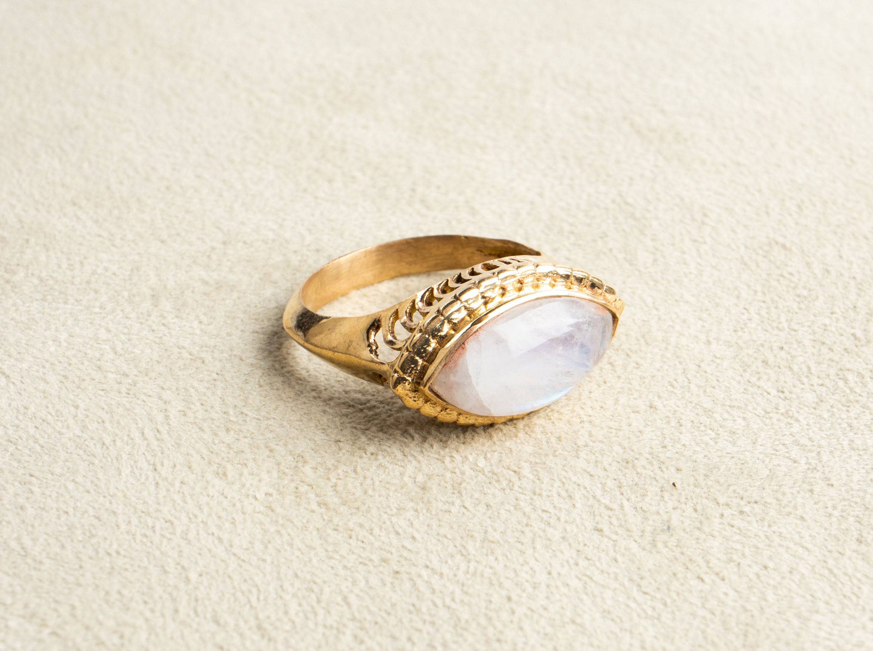 Augenförmiger Mondstein Ring groß gold handgemacht - NooeBerlin