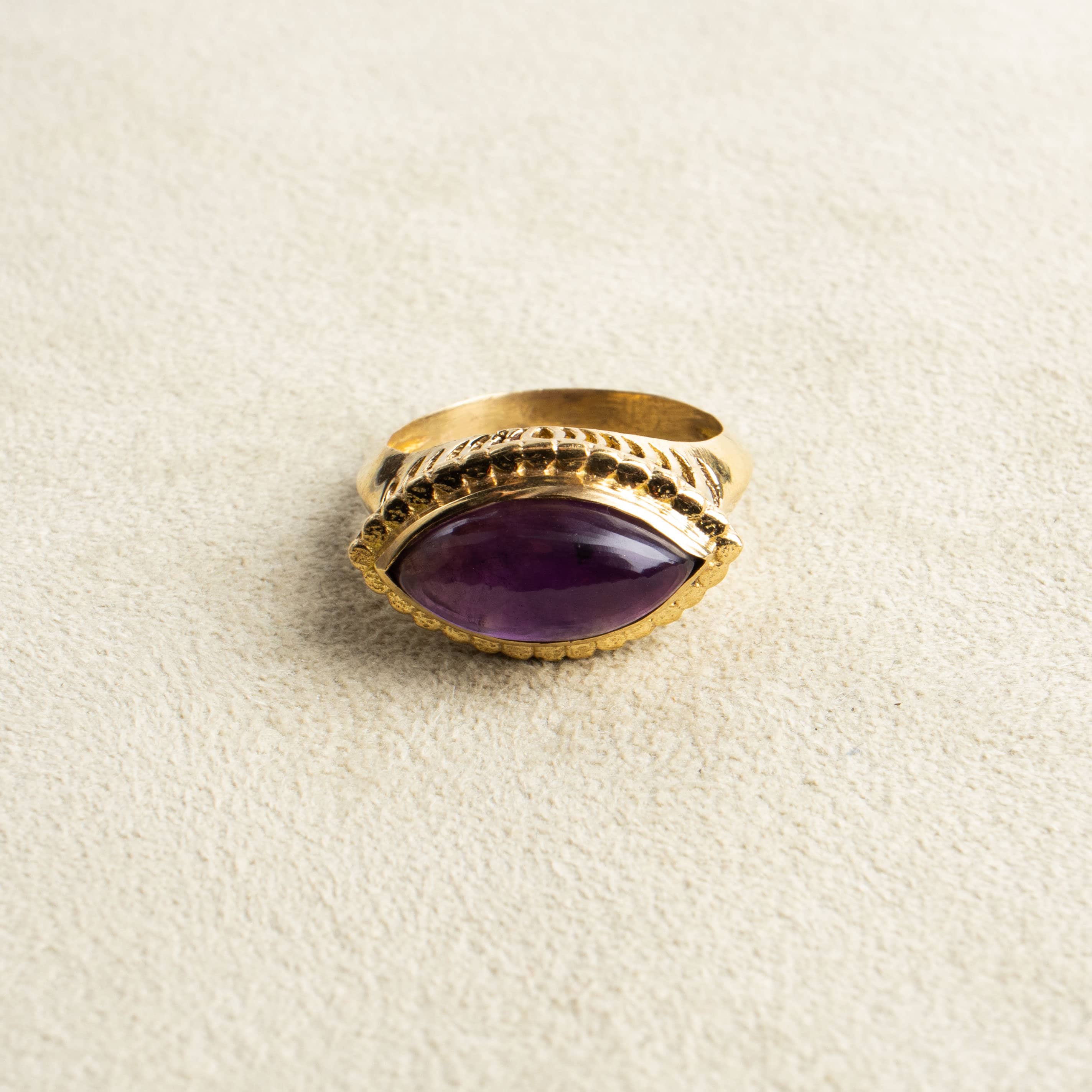 Augenförmiger Amethyst Ring groß gold handgemacht - NooeBerlin