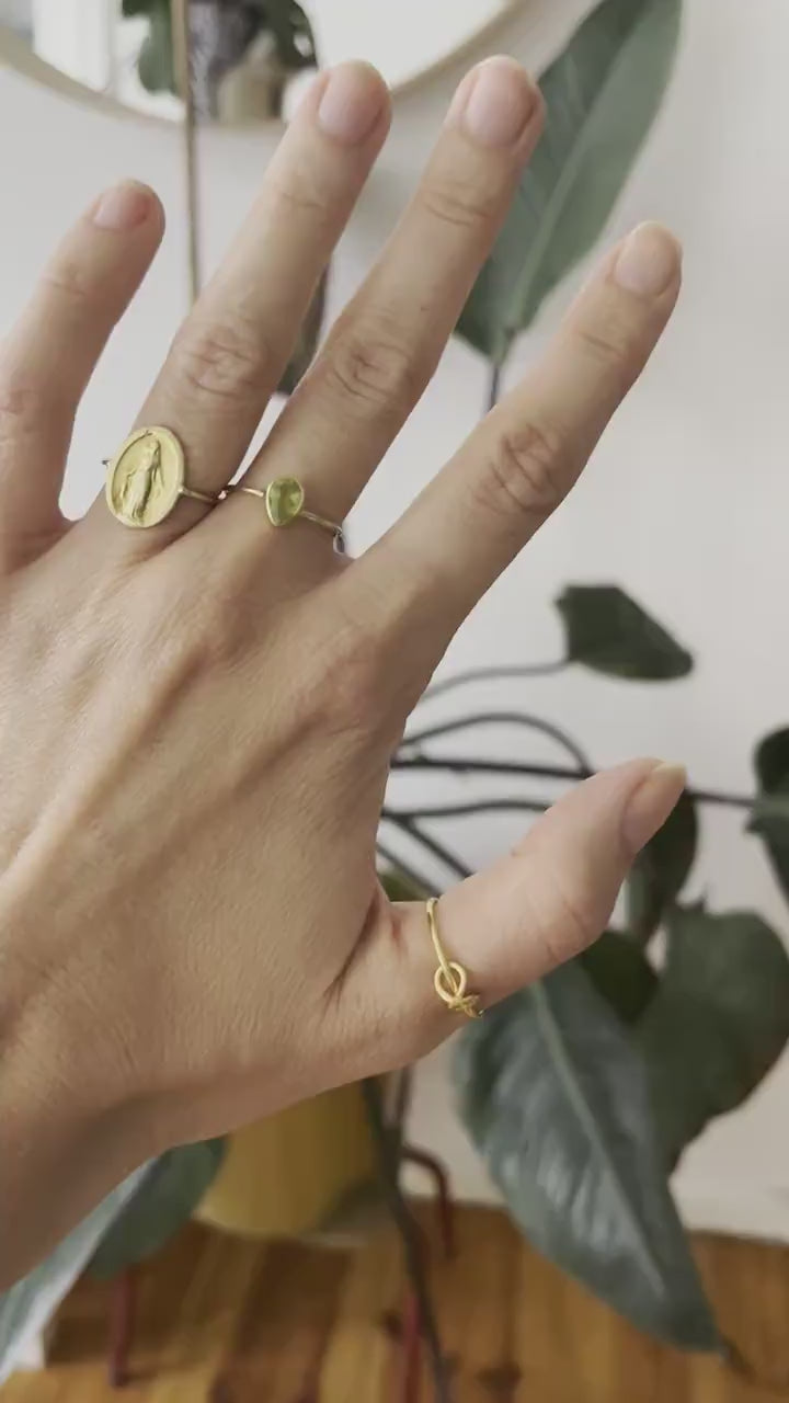 Zierlicher tröpfenfömiger Ring mit Peridot aus 925 Sterling Silber vergoldet / Stapelring mit grünem Stein handgemacht gold