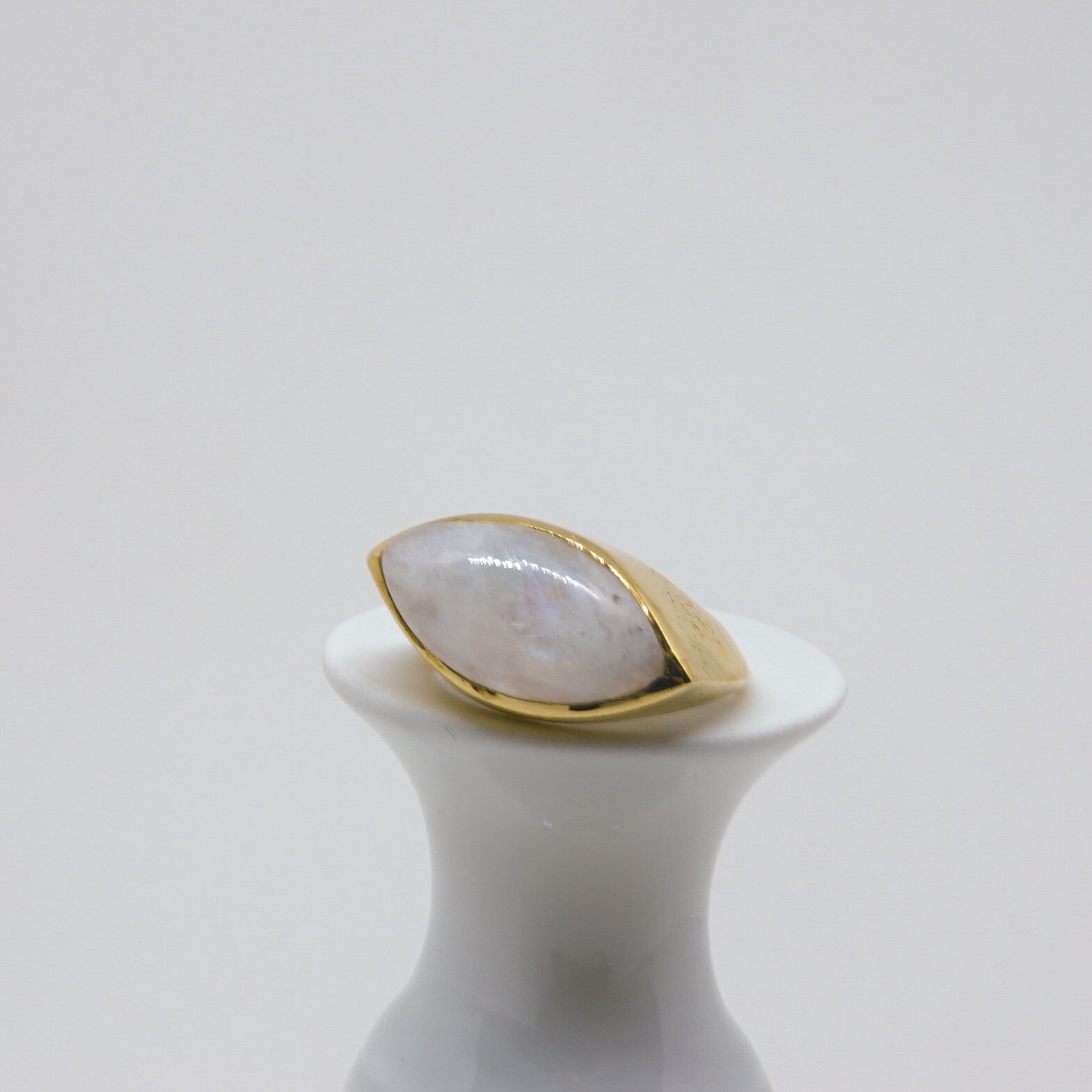 Großer Mondstein Ring mit ovalem Stein Halbedelstein augenförmig handgemacht BB6