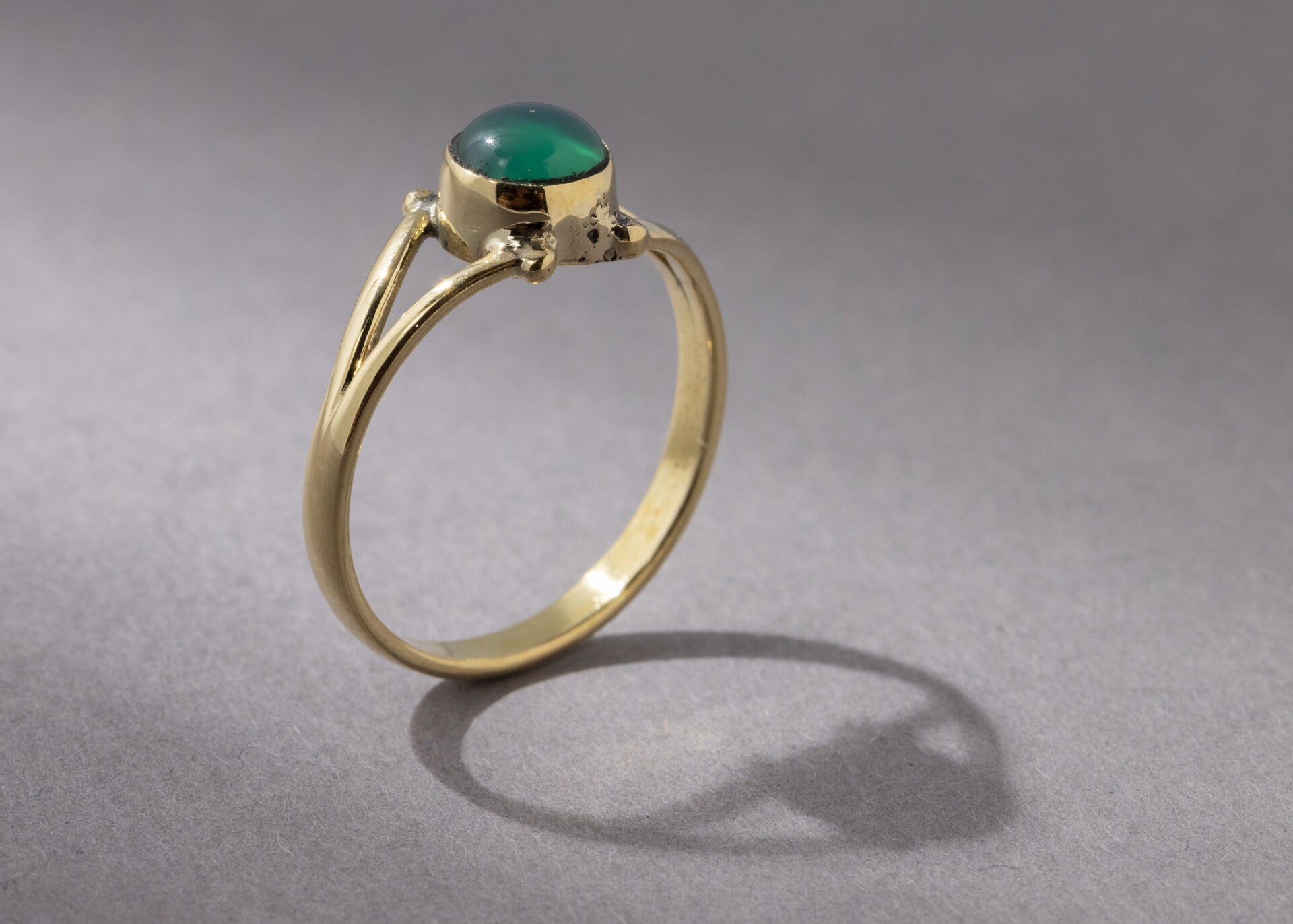 Grüner Onyx Ring mit rundem Stein handgemacht