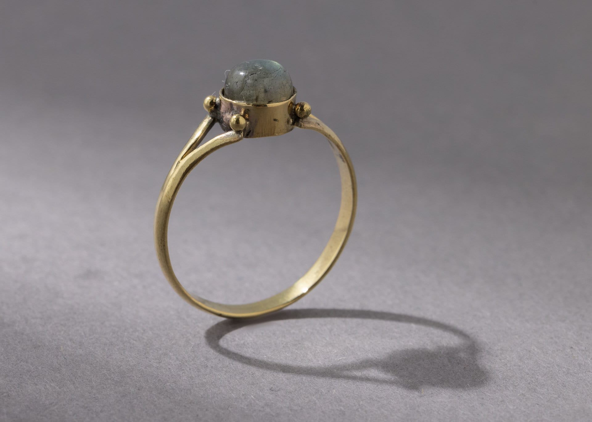 Labradorit Ring mit rundem Stein handgemacht