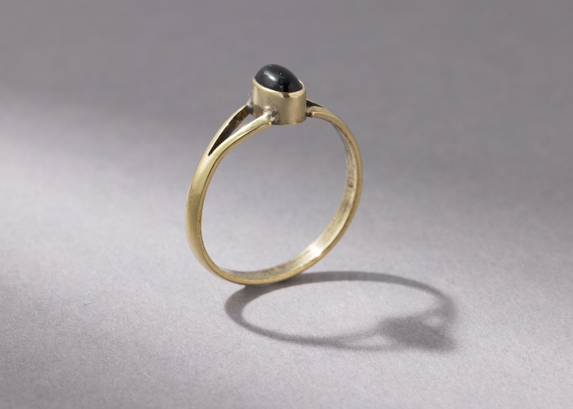 Kleiner Onyx Ring handgefertigt mit ovalem Stein