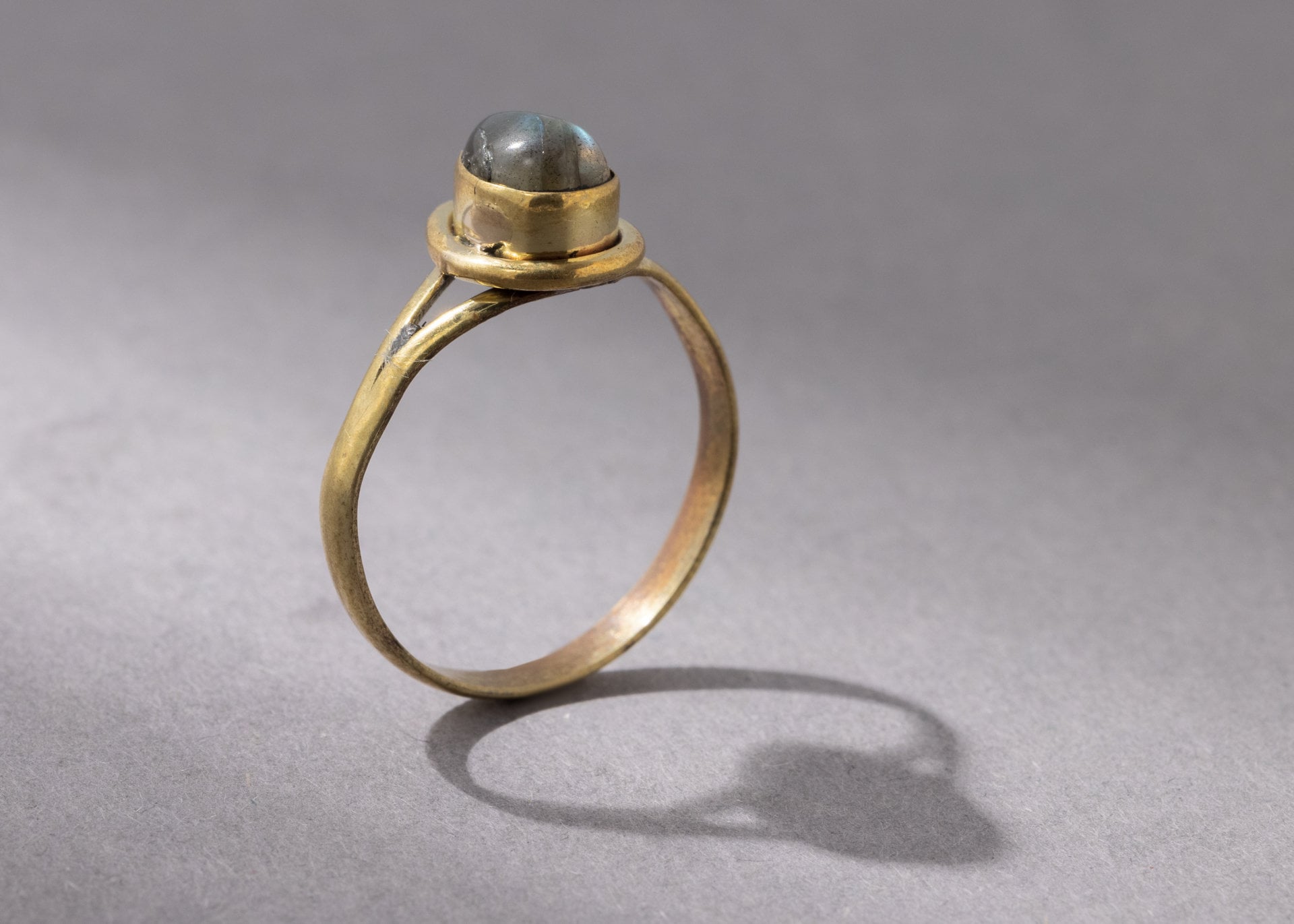 Labradorit Ring mit tropfenförmigem Stein gold handgefertigt