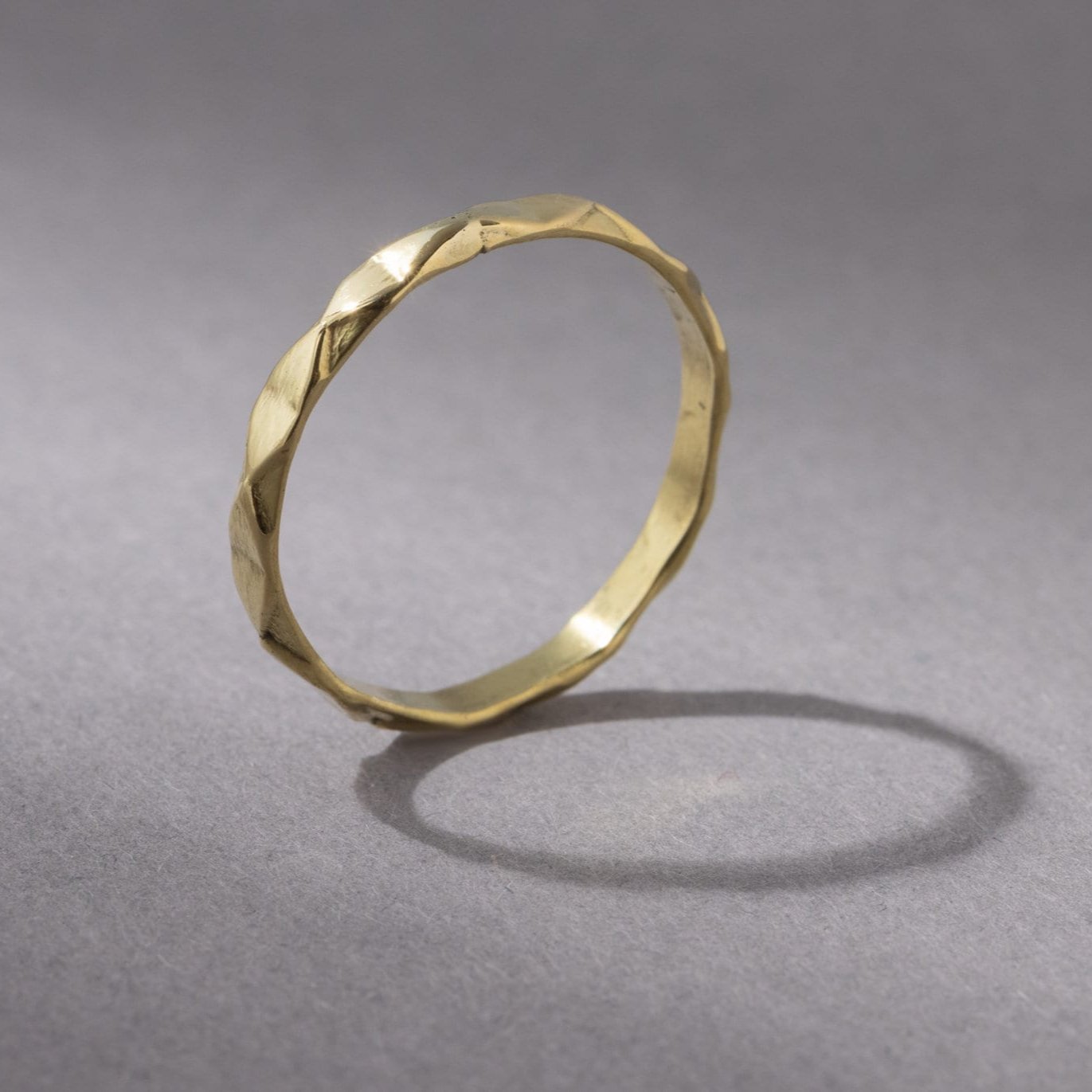 Zierlicher simpler Ring gold handgemacht