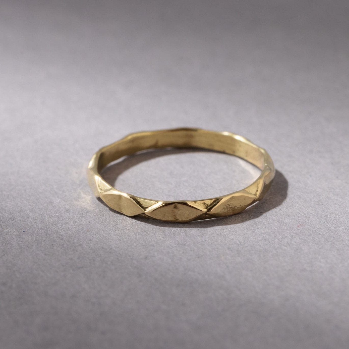 Zierlicher simpler Ring gold handgemacht