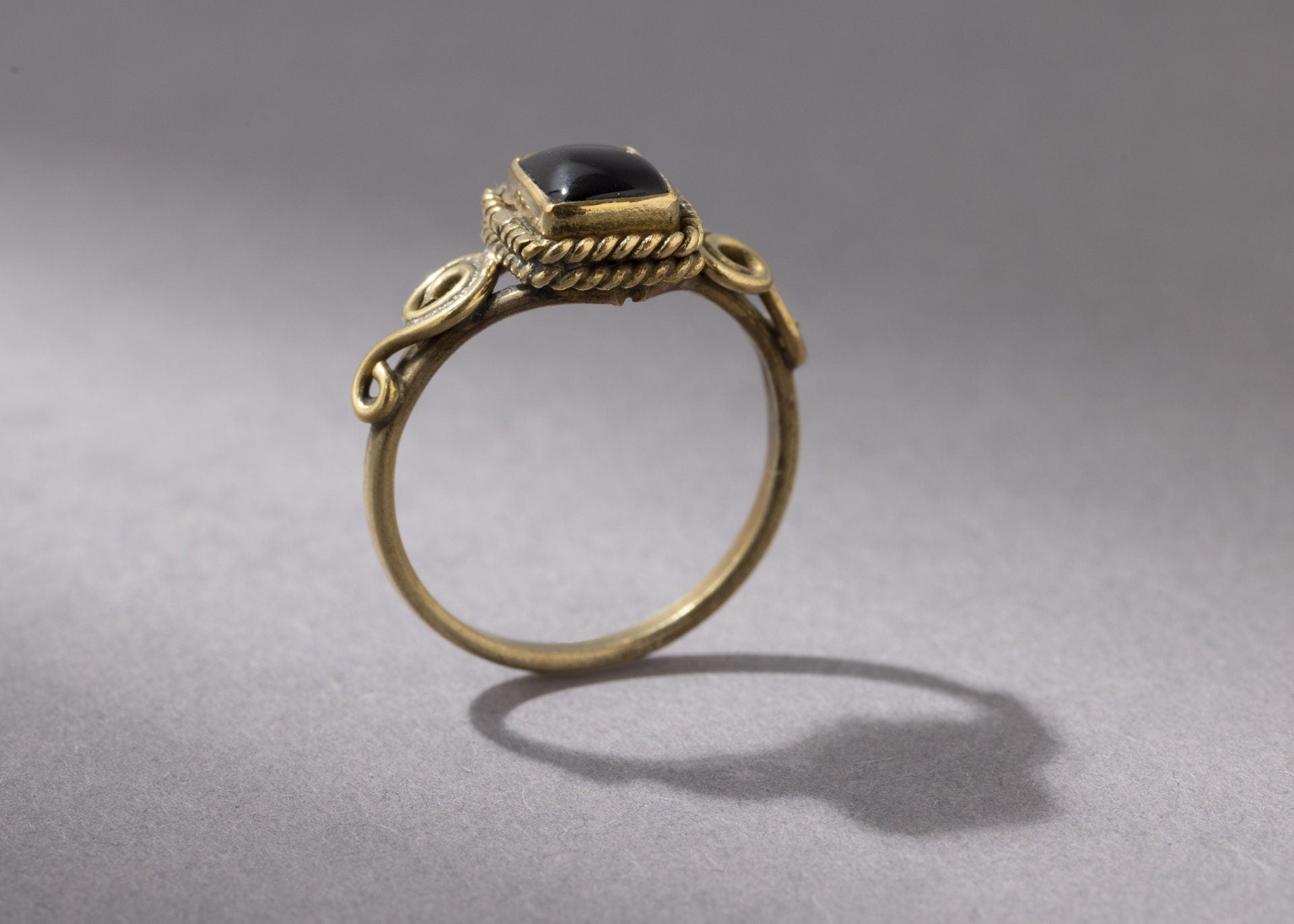 Rechteckiger Onyx Ring verspielt gold handgemacht