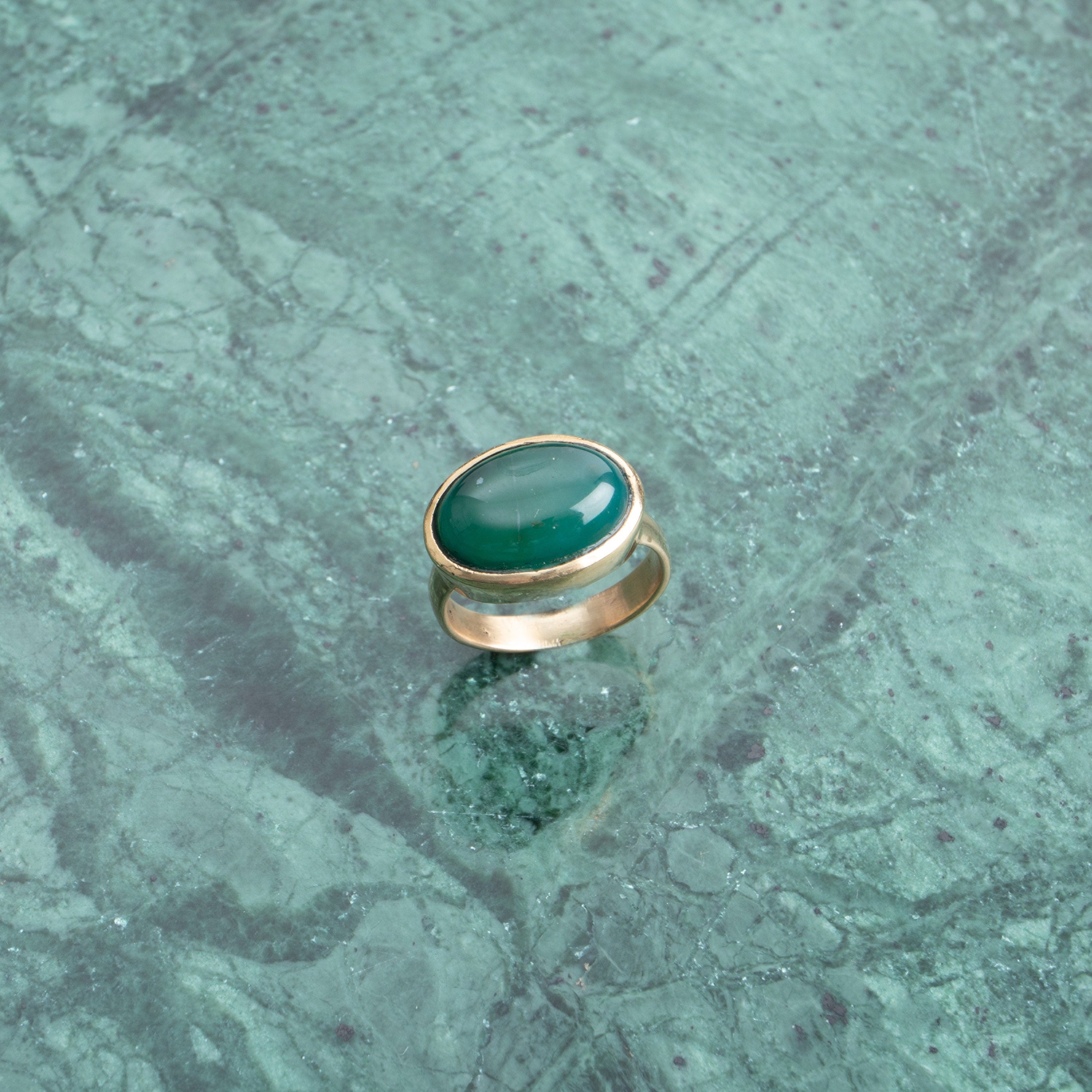 grüner Onyx Ring mit ovalem Stein handgemacht