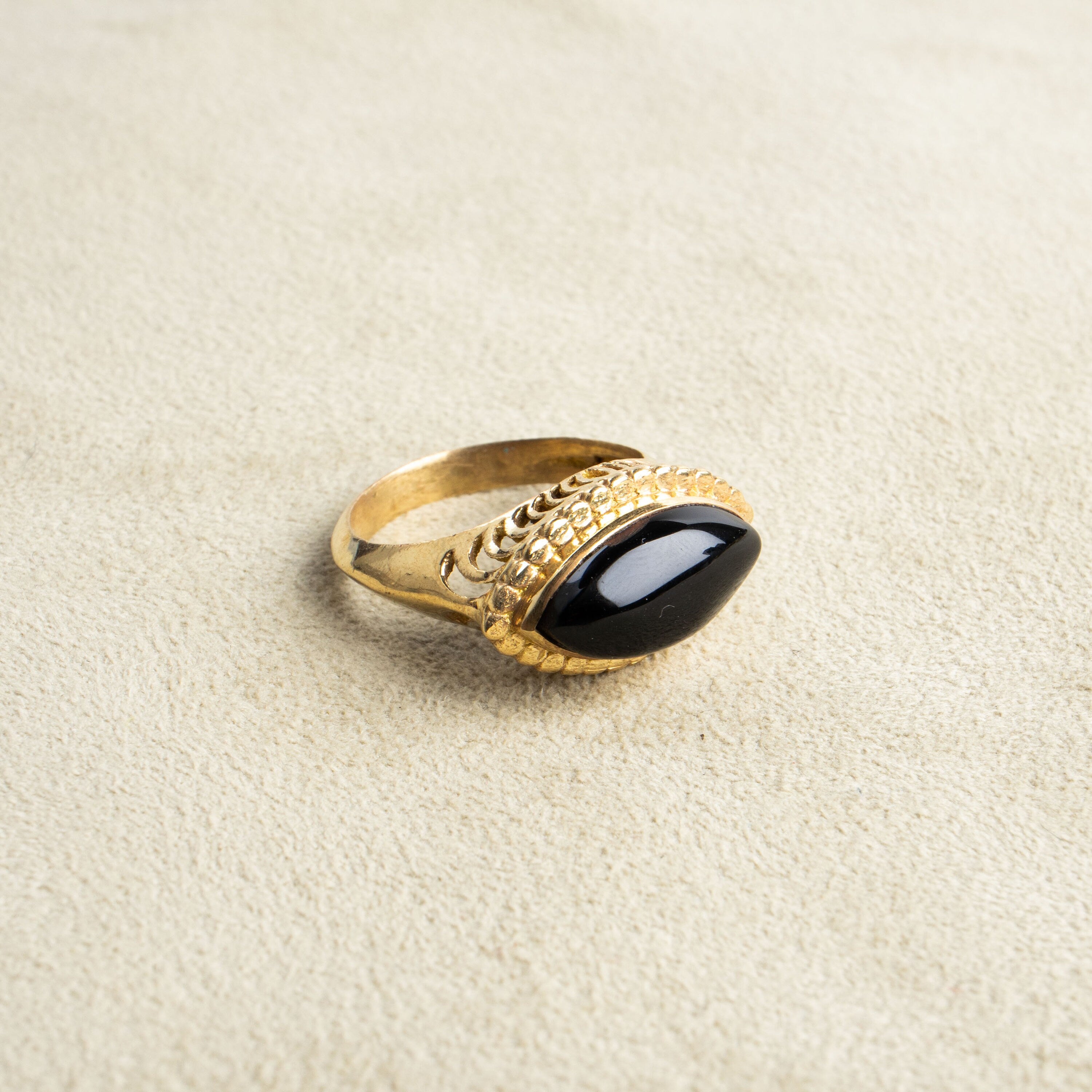 Augenförmiger schwarzer Onyx Ring groß gold handgemacht