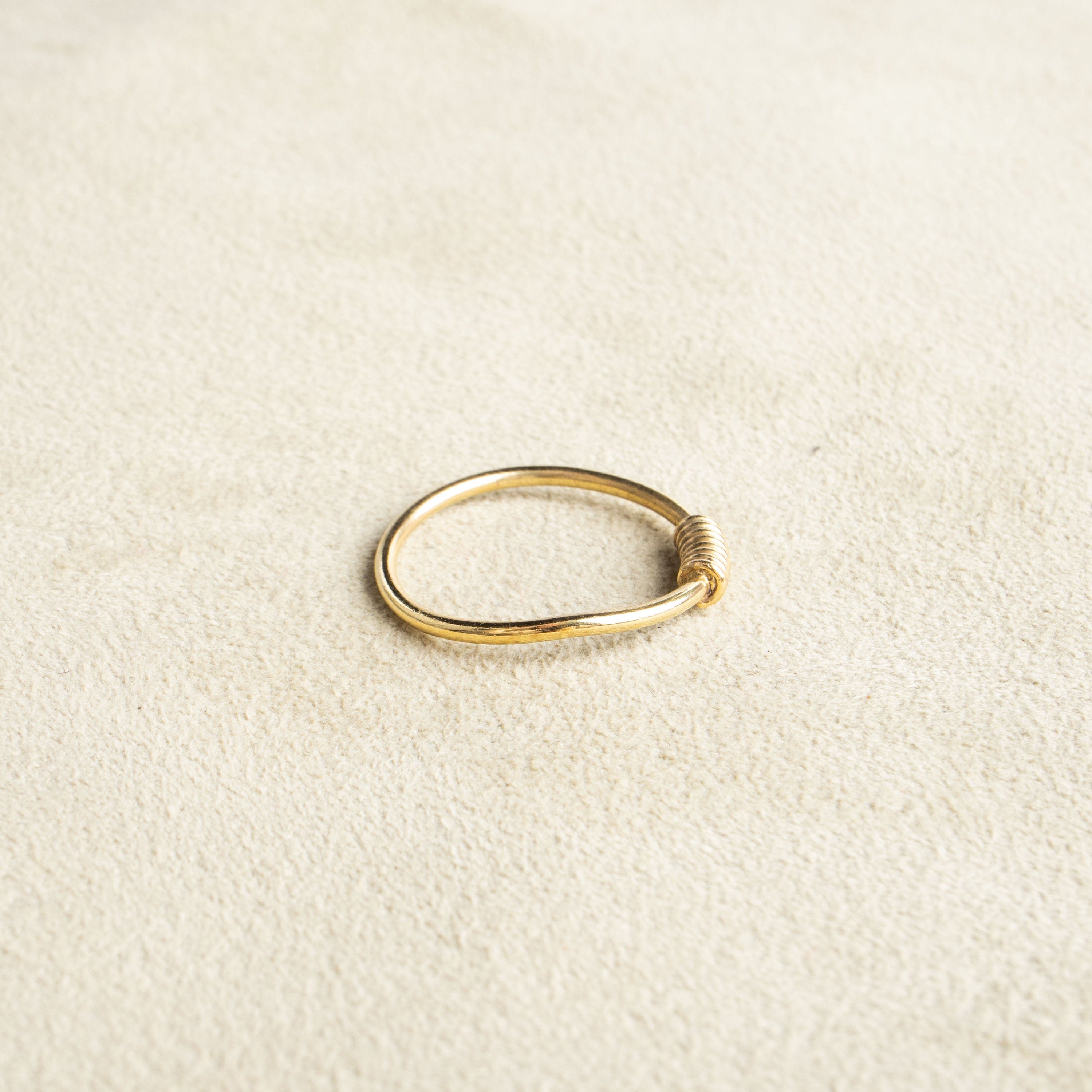Feiner Ring mit Knoten gold handgemacht
