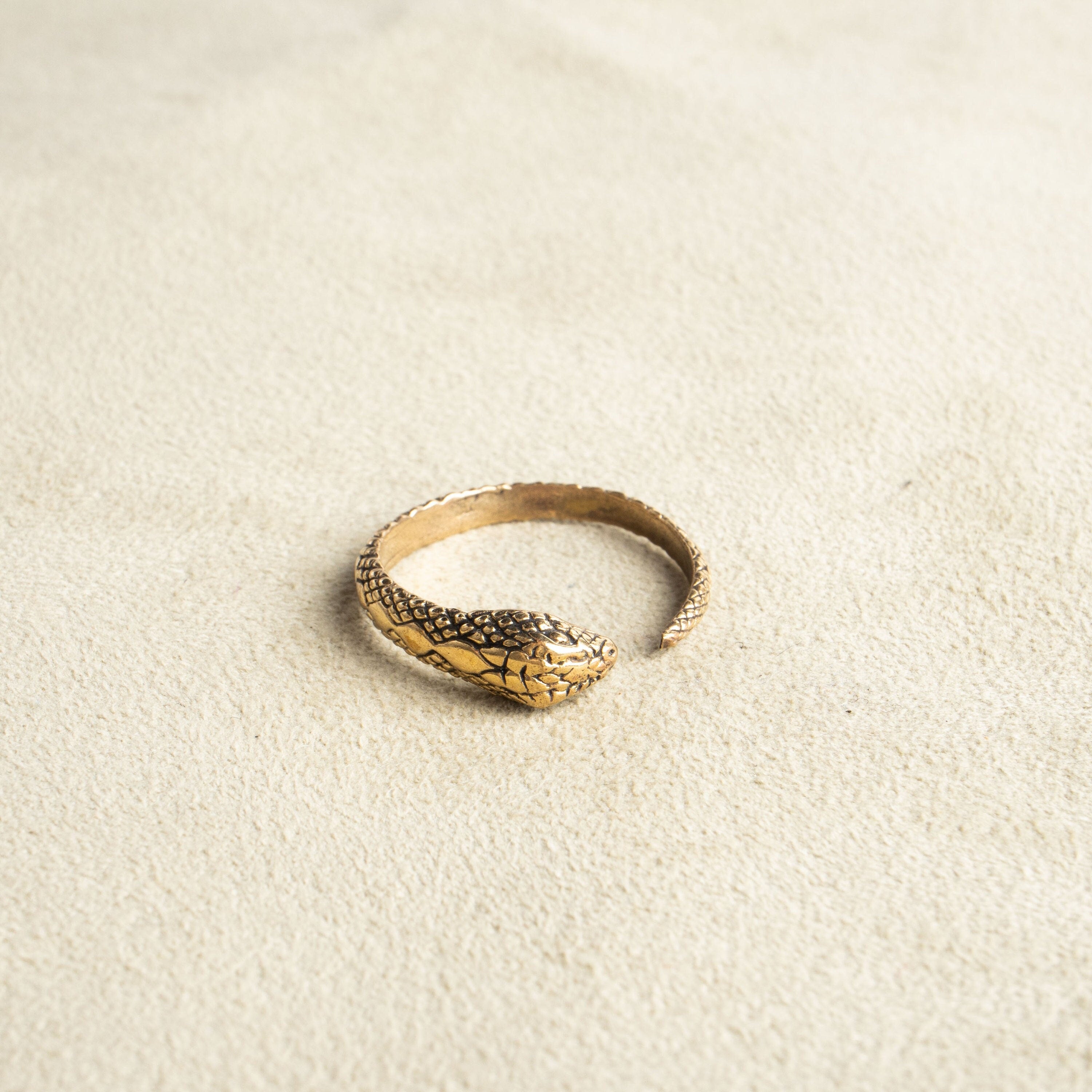 Kleiner filigraner Schlangen Ring gold handgemacht