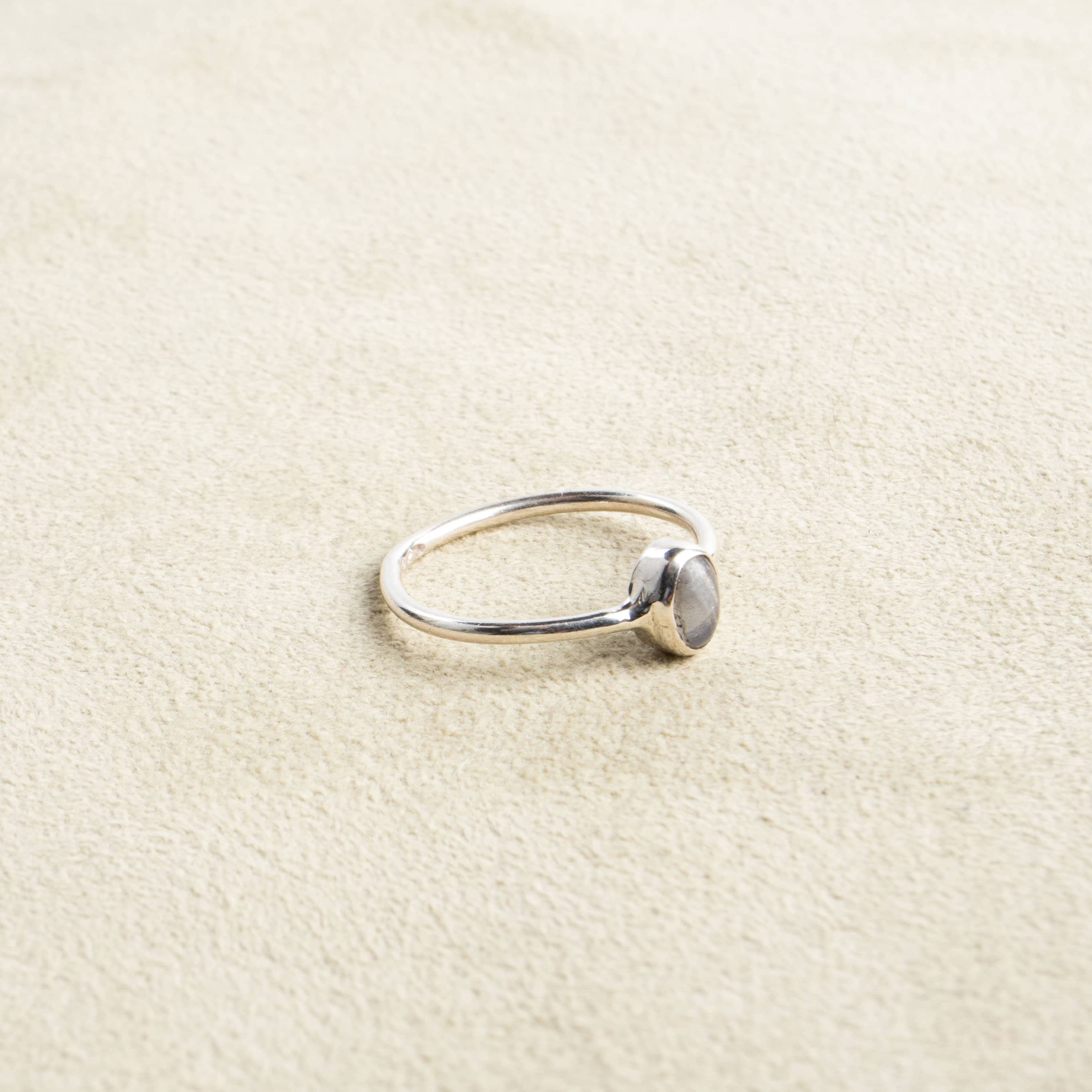 Feiner Mondstein Ring mit ovalem Stein 925 Sterling Silber handgemacht