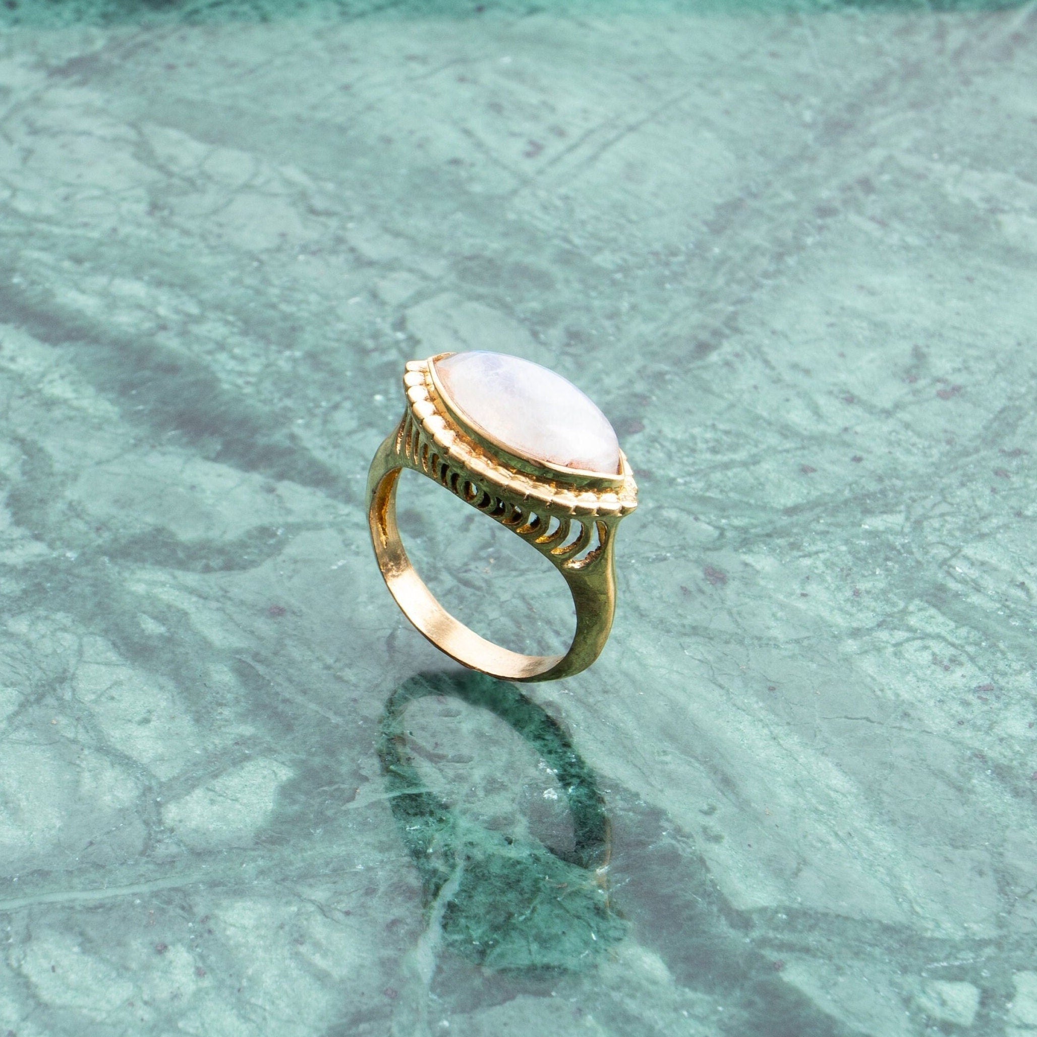 Augenförmiger Mondstein Ring groß gold handgemacht
