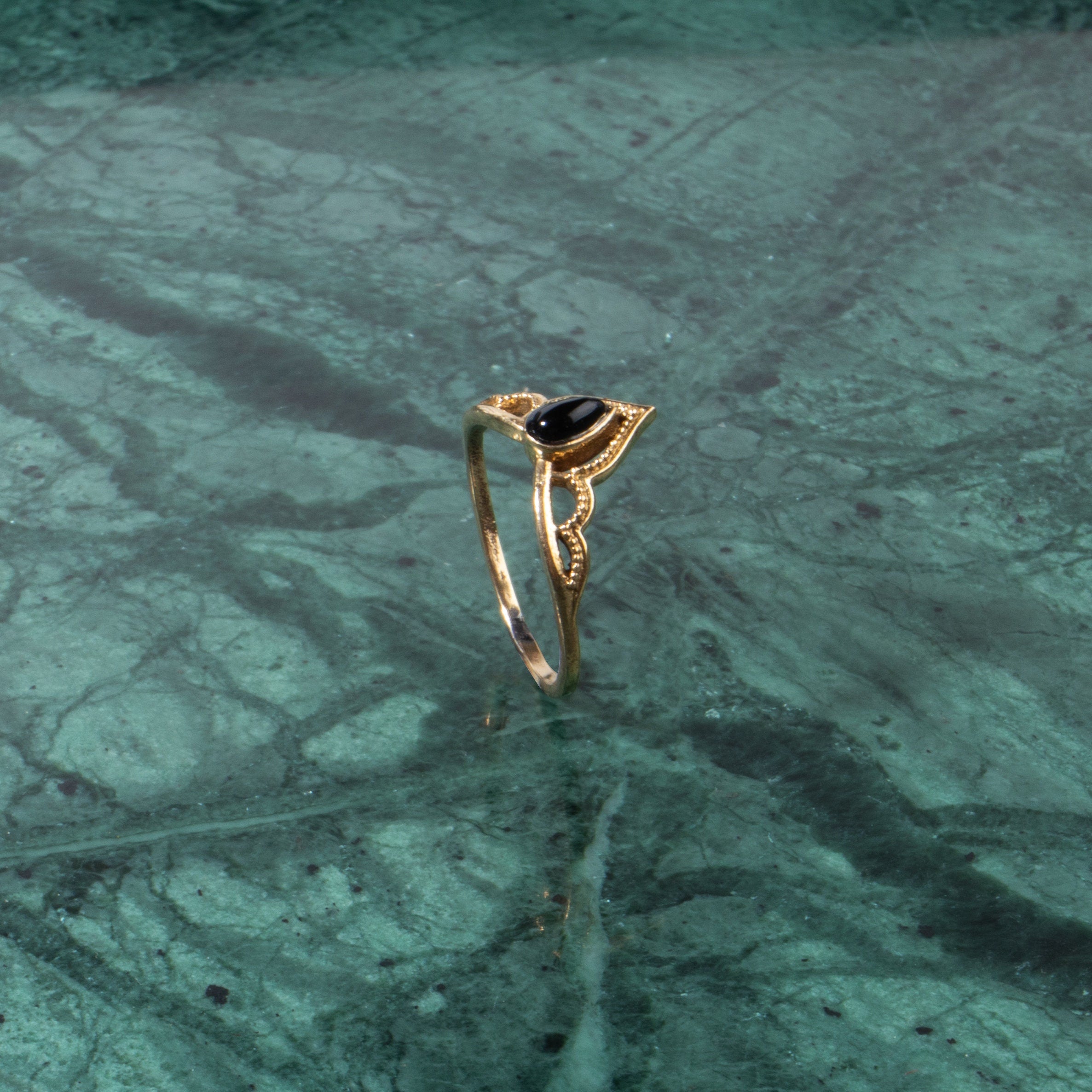 Tiara Kronen Ring mit schwarzem Onyx Spitze gold handgemacht